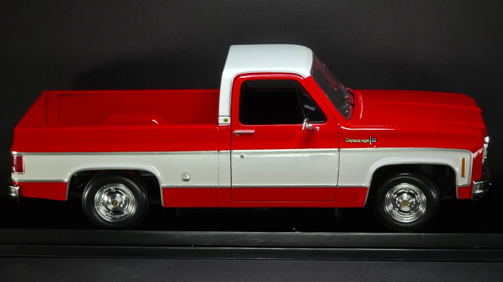 1974 Chevrolet C10 Cheyenne Super 1:18 Maisto Exclusive Style Special Edition