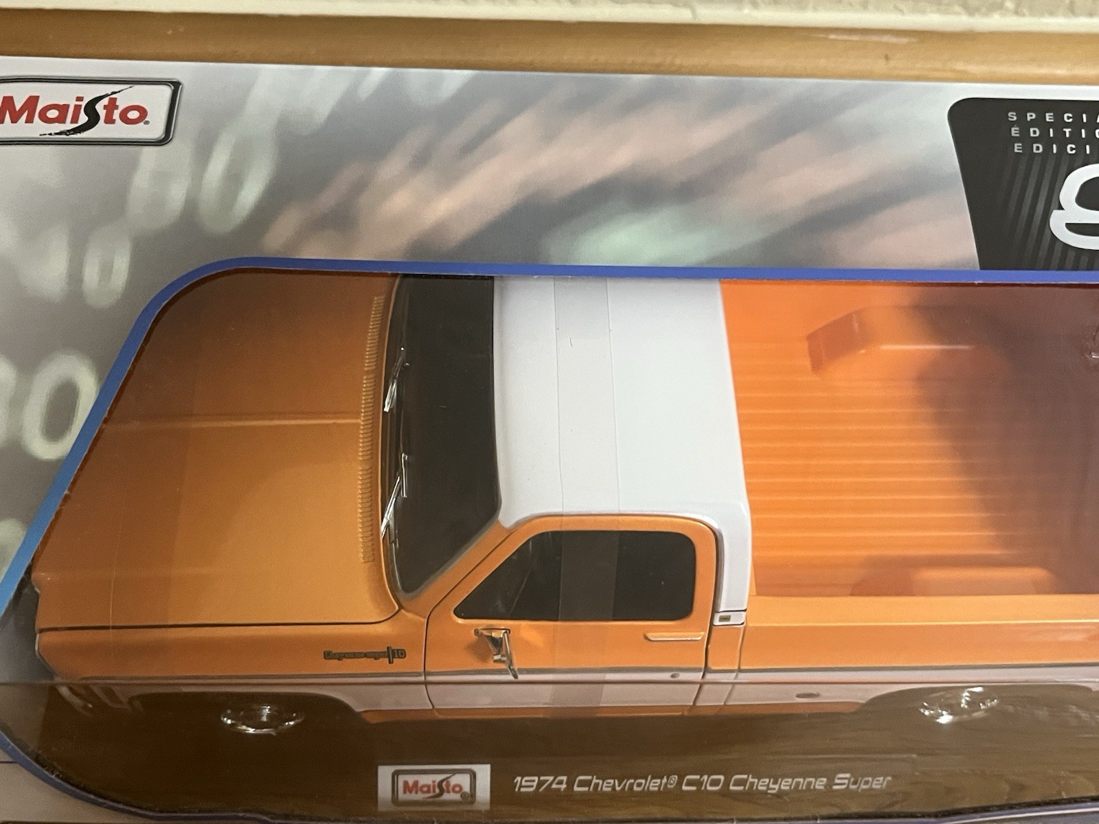 Maisto 1:18 1974 Chevrolet C10 Cheyenne Super Pickup Truck Orange With White Top
