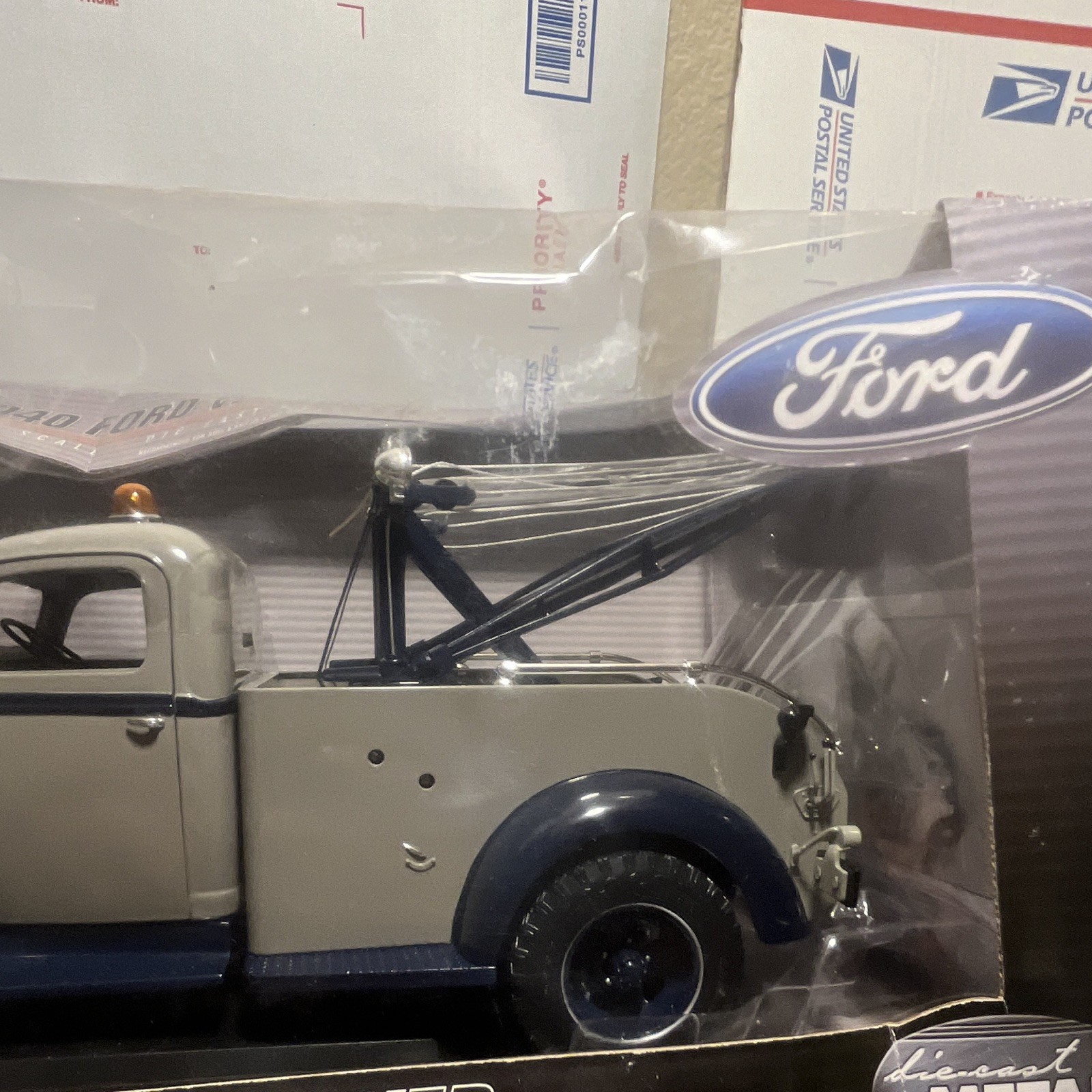 Highway 61 Collectibles 1940 Ford Wrecker Tow Truck 1:16 Diecast Working Winch