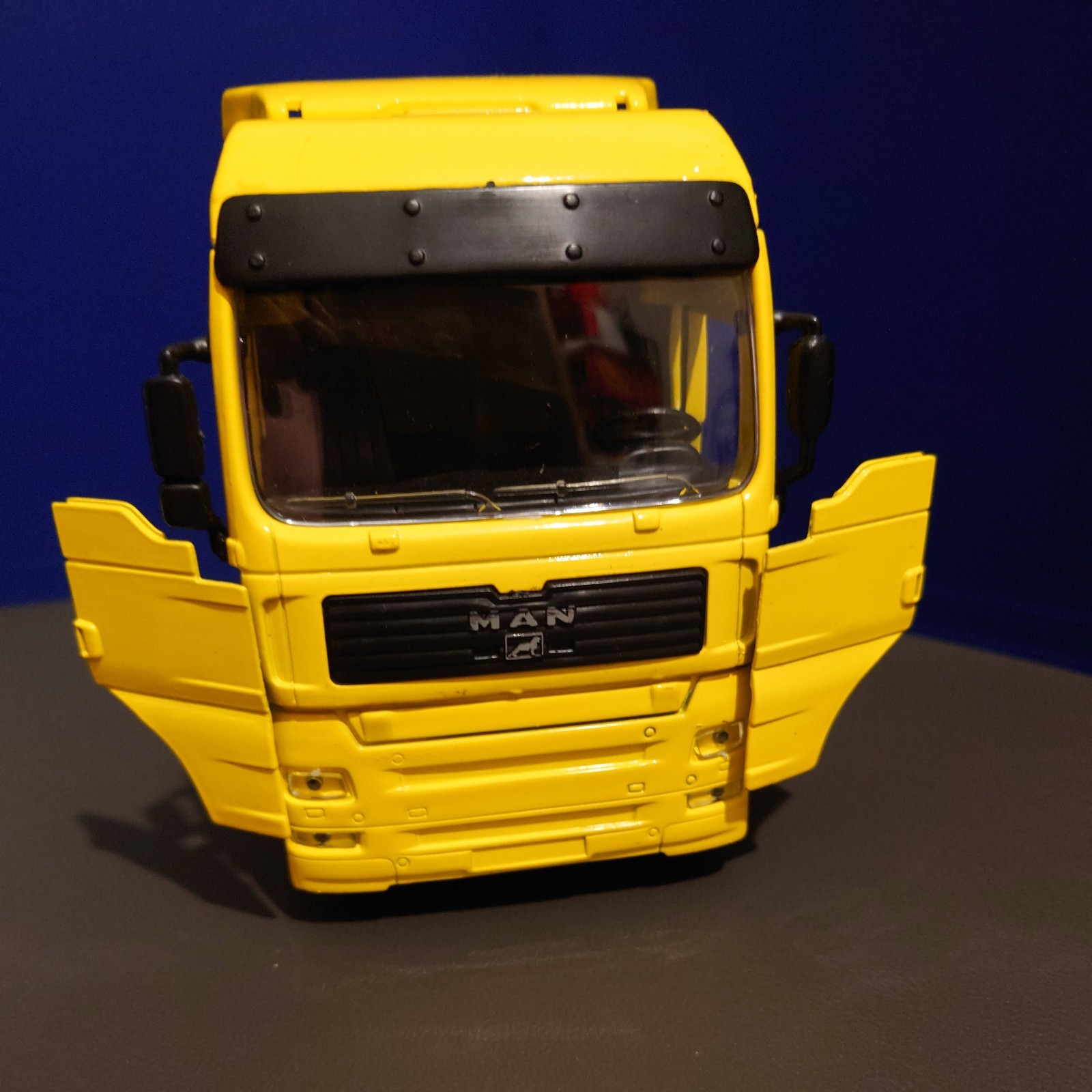 New Ray Man Truck Tractor Unit 1:32 Scale Diecast Model Used