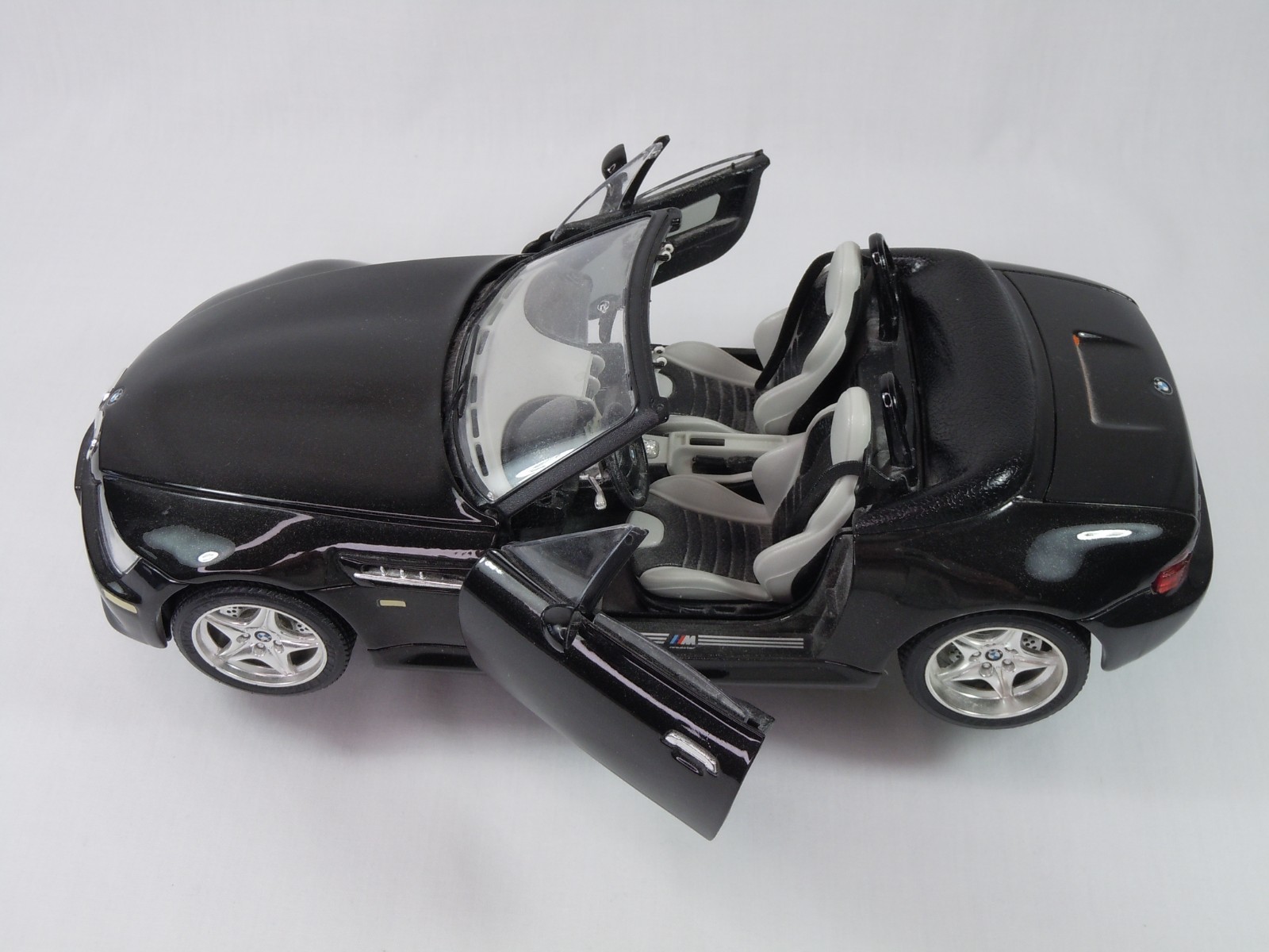 Burago 1/18 Scale BMW 330M Roadster 1996 Diecast Car With Stand
