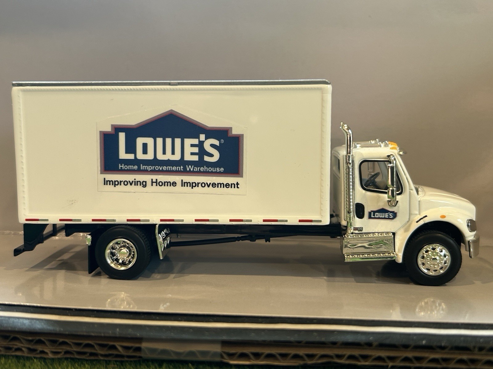freightliner m2 106 Box Truck 1/64 …Spec Cast. DCP