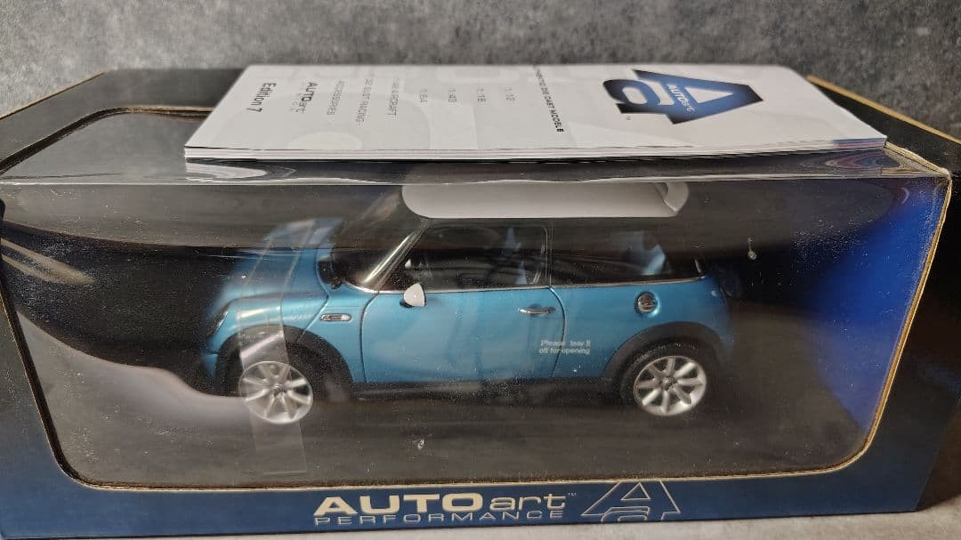 AUTOart Mini Cooper Electric Blue 1/18 Diecast Car 13+