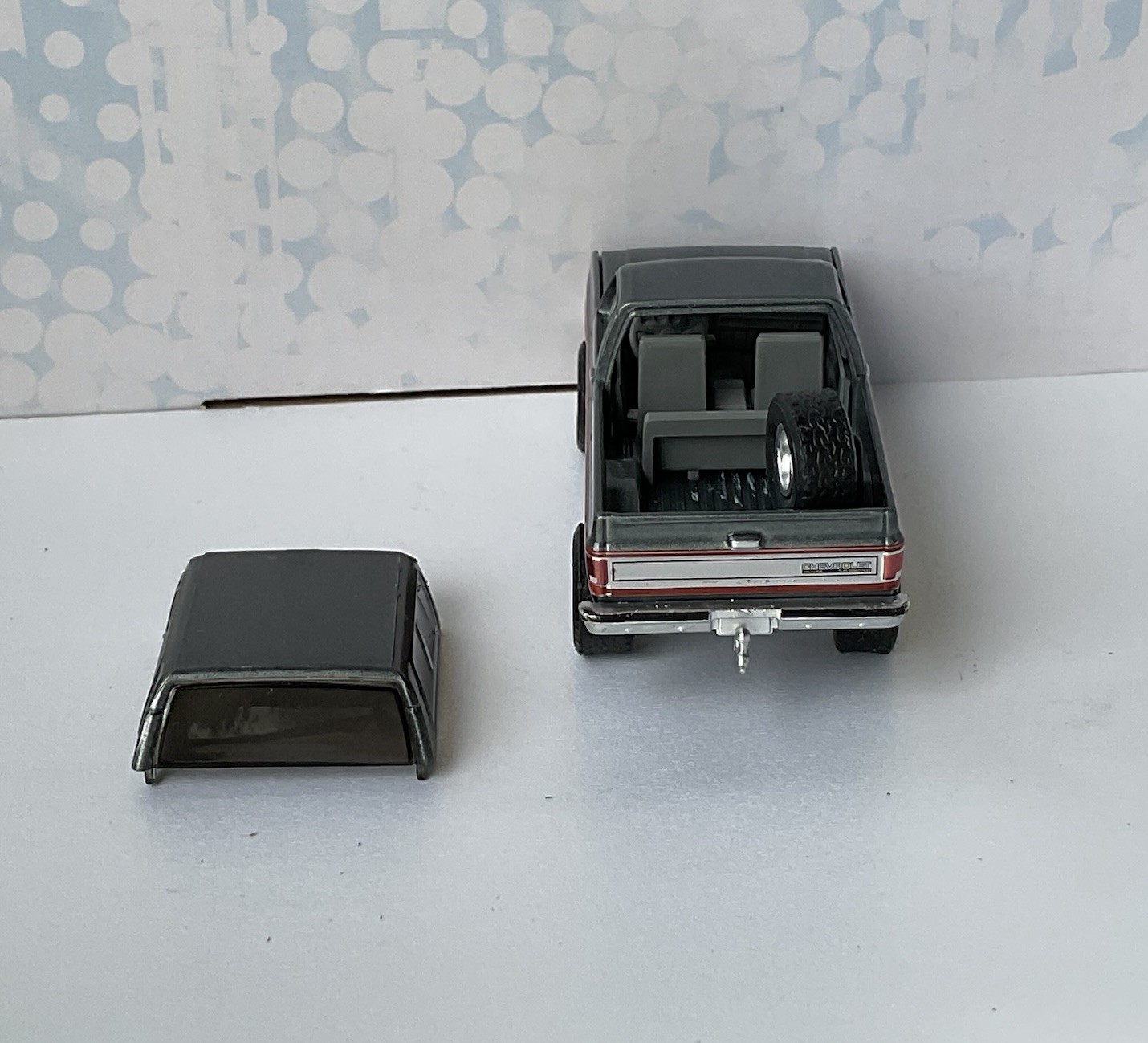 Greenlight 1990 CHEVROLET KS BLAZER Lifted Gray / red REMOVABLE TOP Chevy