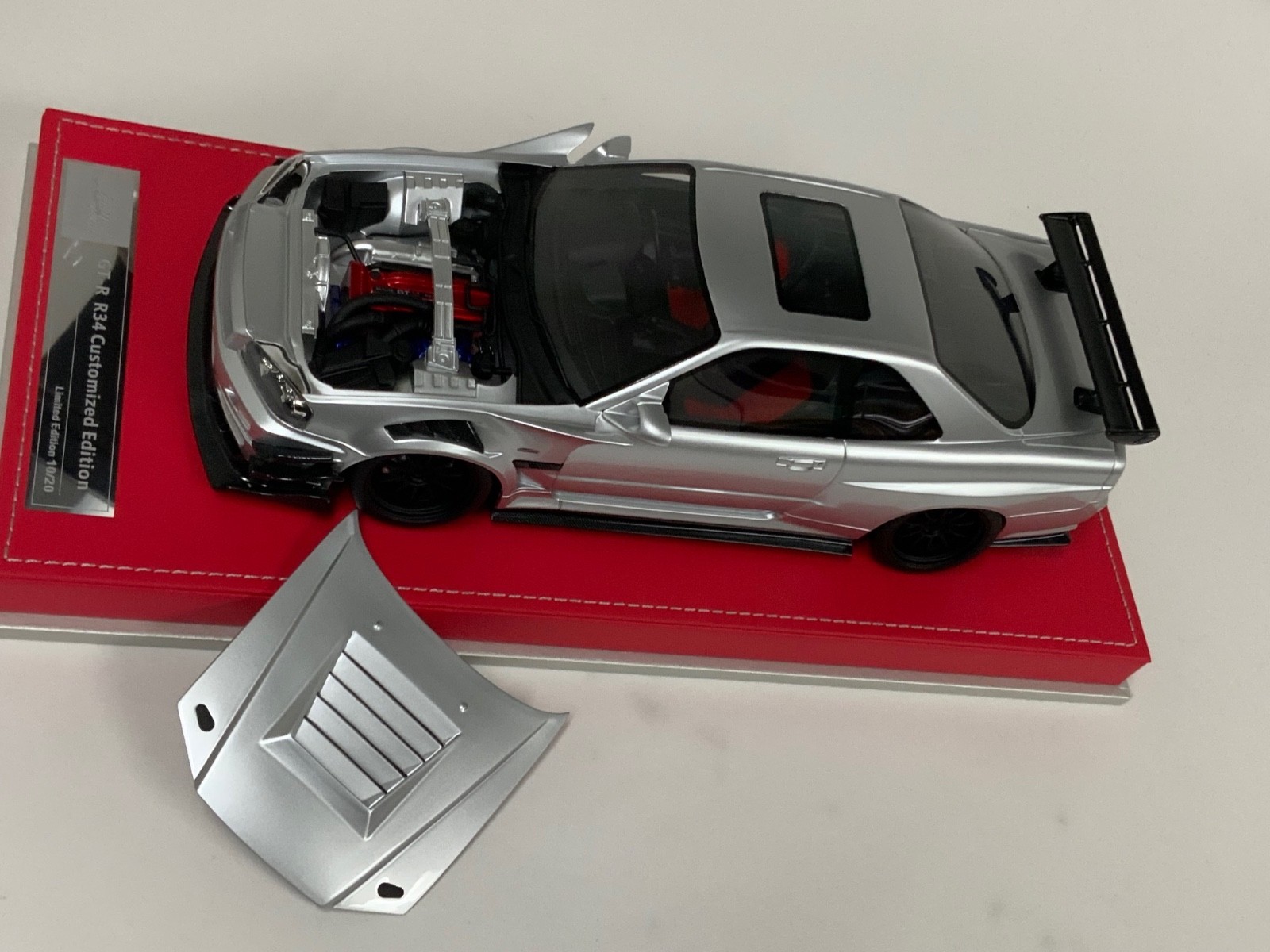 1/18 IVY Nissan R34 customized with Full Engine Silver leather base 20 pieces
