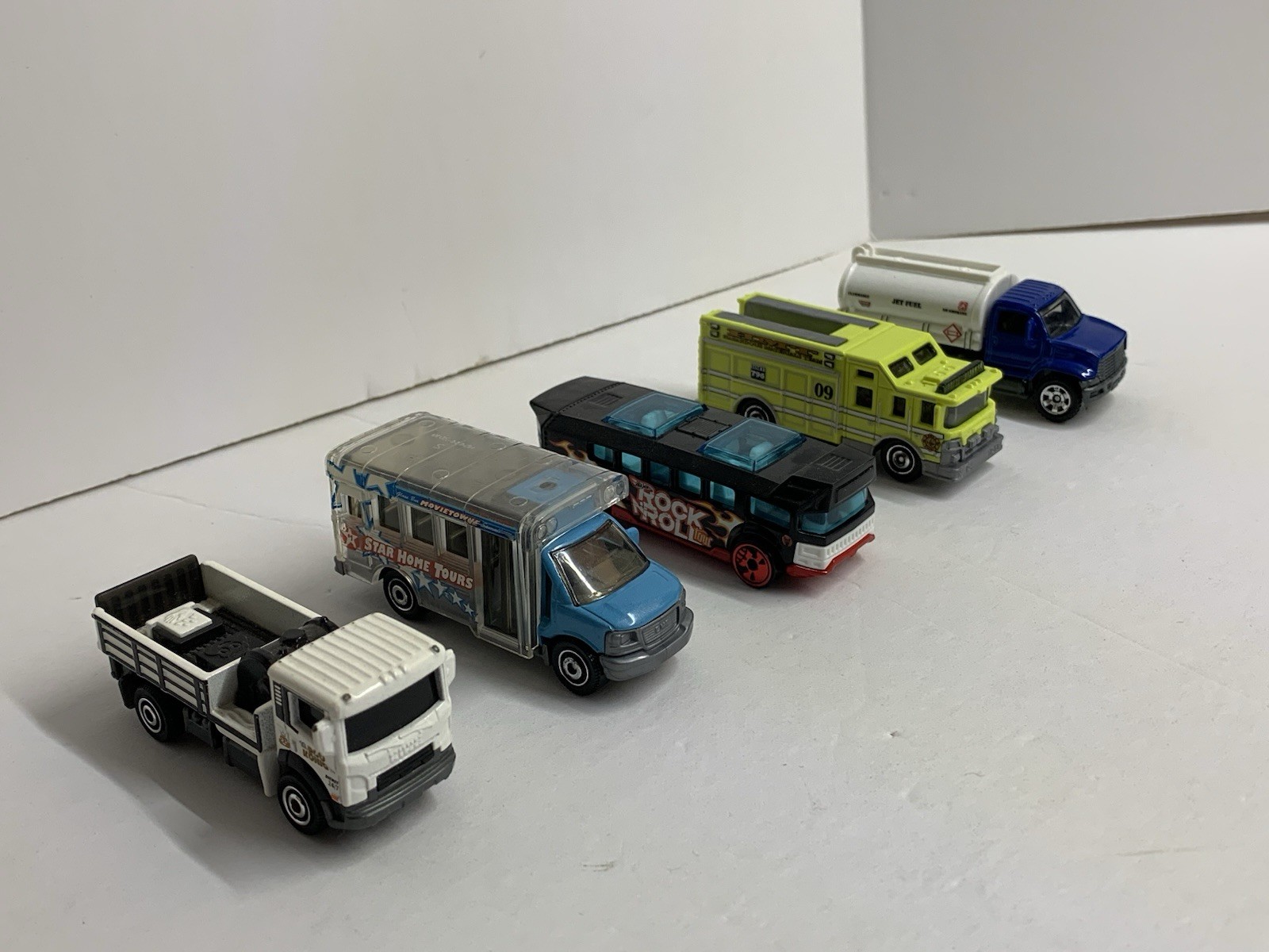 Lot Of 5 Toy Cars Die-cast And Plastic Hot wheels And Other Brands Preowned.