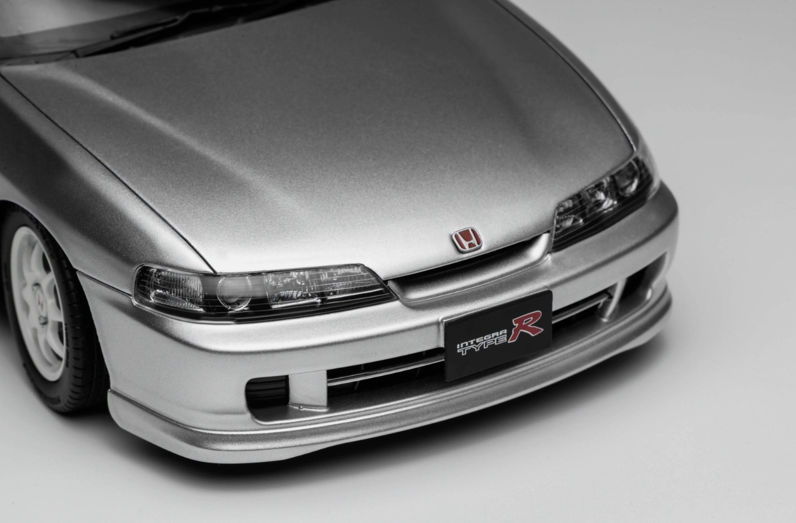 1/18 MotorHelix Honda Acura Integra Type R DC2 from 1997 in metallic Silver