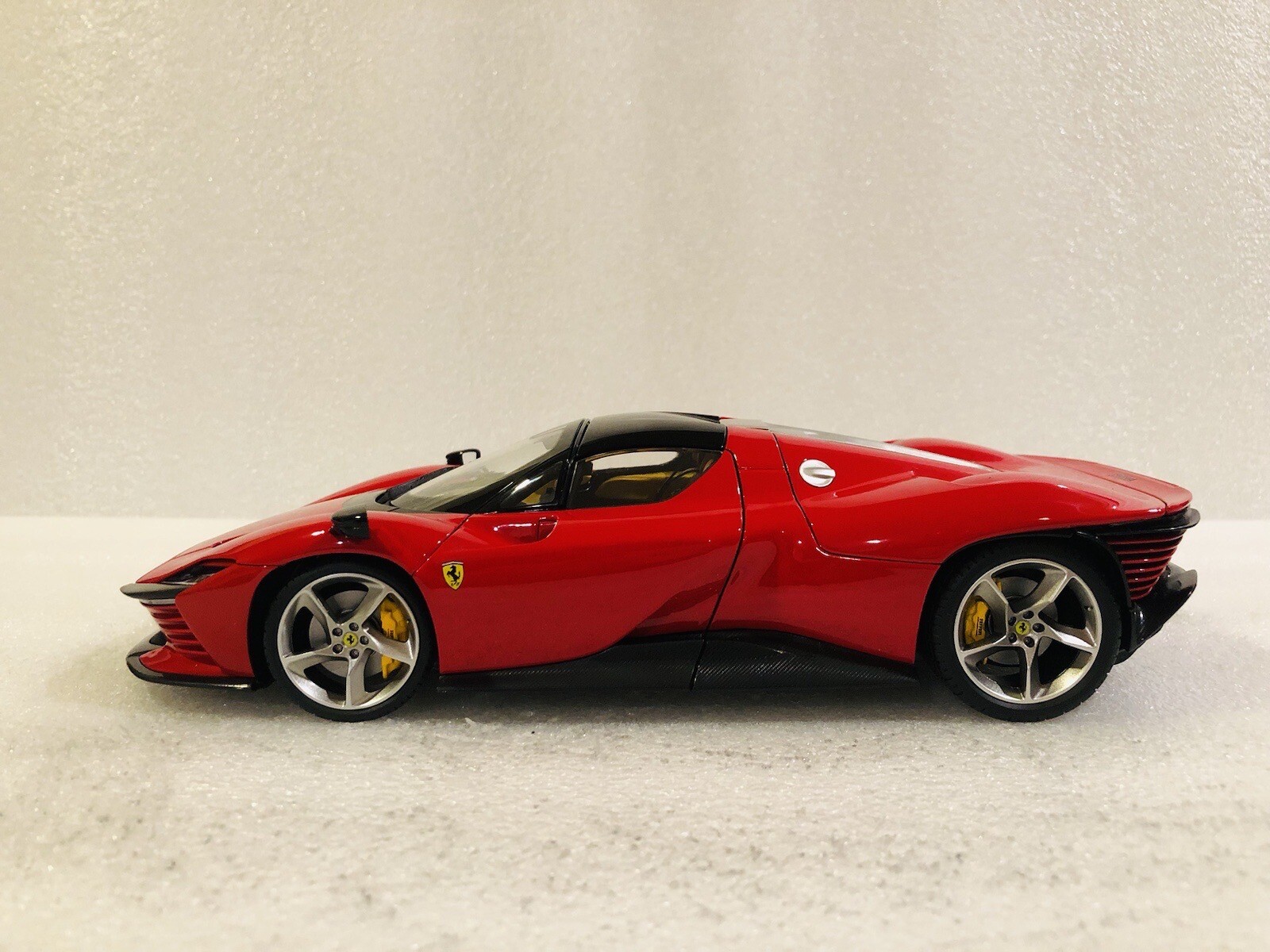 1/18 Bburago Ferrari Daytona SP3 Rosso Corsa Spider Closed Version Signature