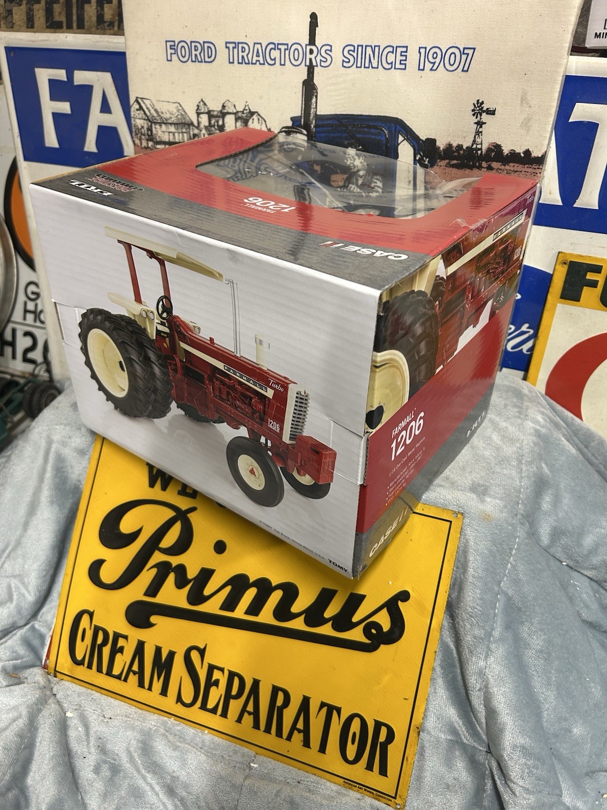 Ertl 1/16 Farmall 1206 with Rear Duals 60th Anniversary, Gold Chrome