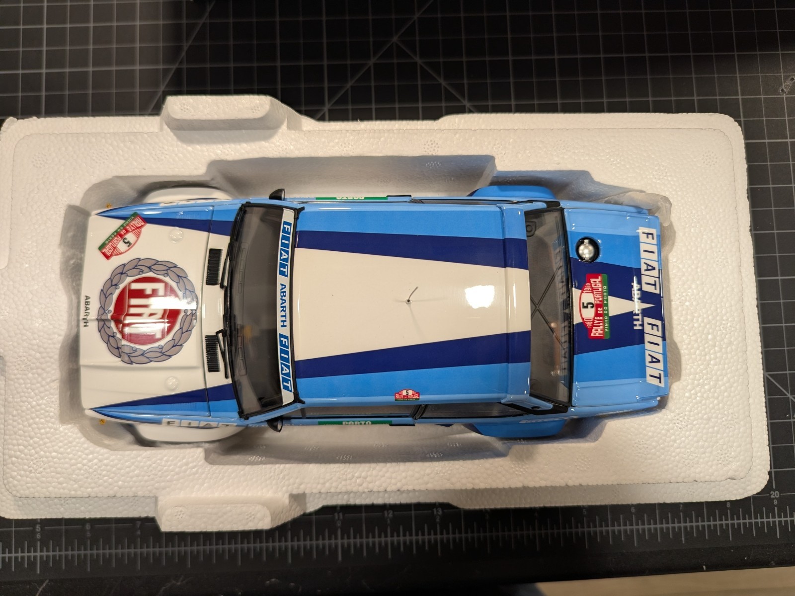 Kyosho 1/18 Scale Model Car 08376A – Fiat 131 Abarth 1980 Portugal Rally #5 MIB