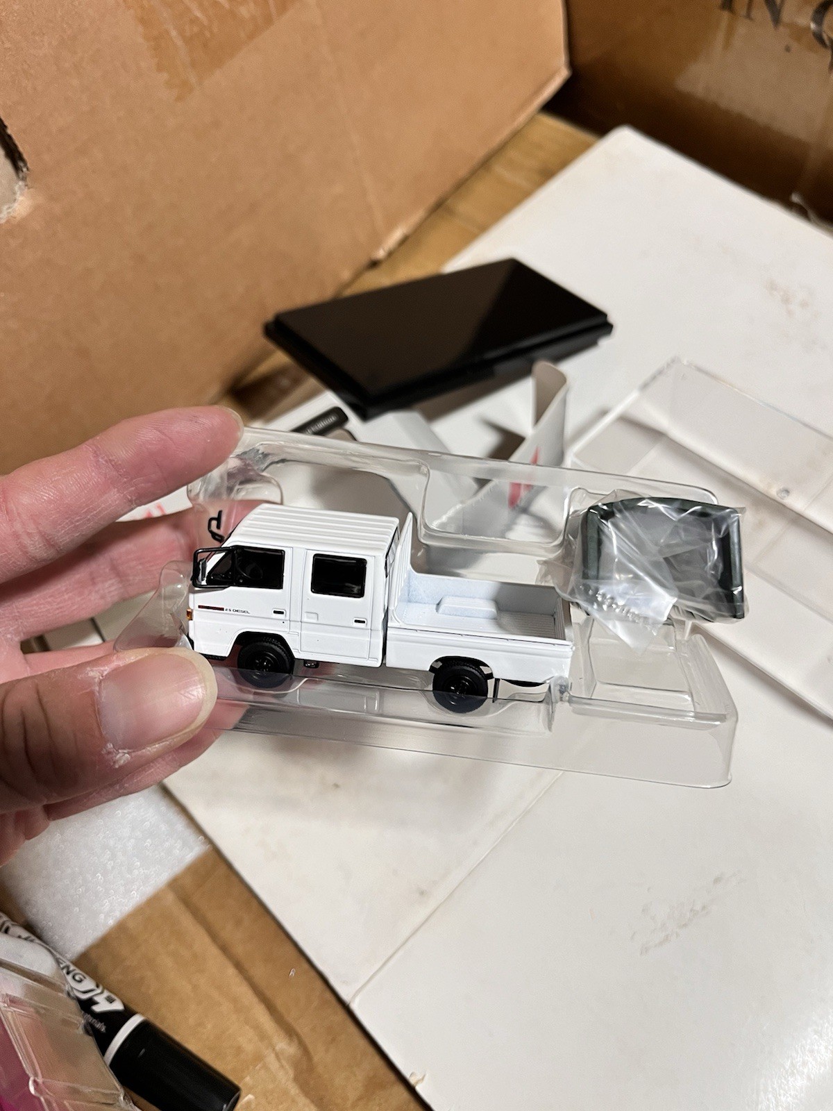 1:64 Scale Model 1 ISUZU NHR LHD With Canvas White Truck Diecast Model Car