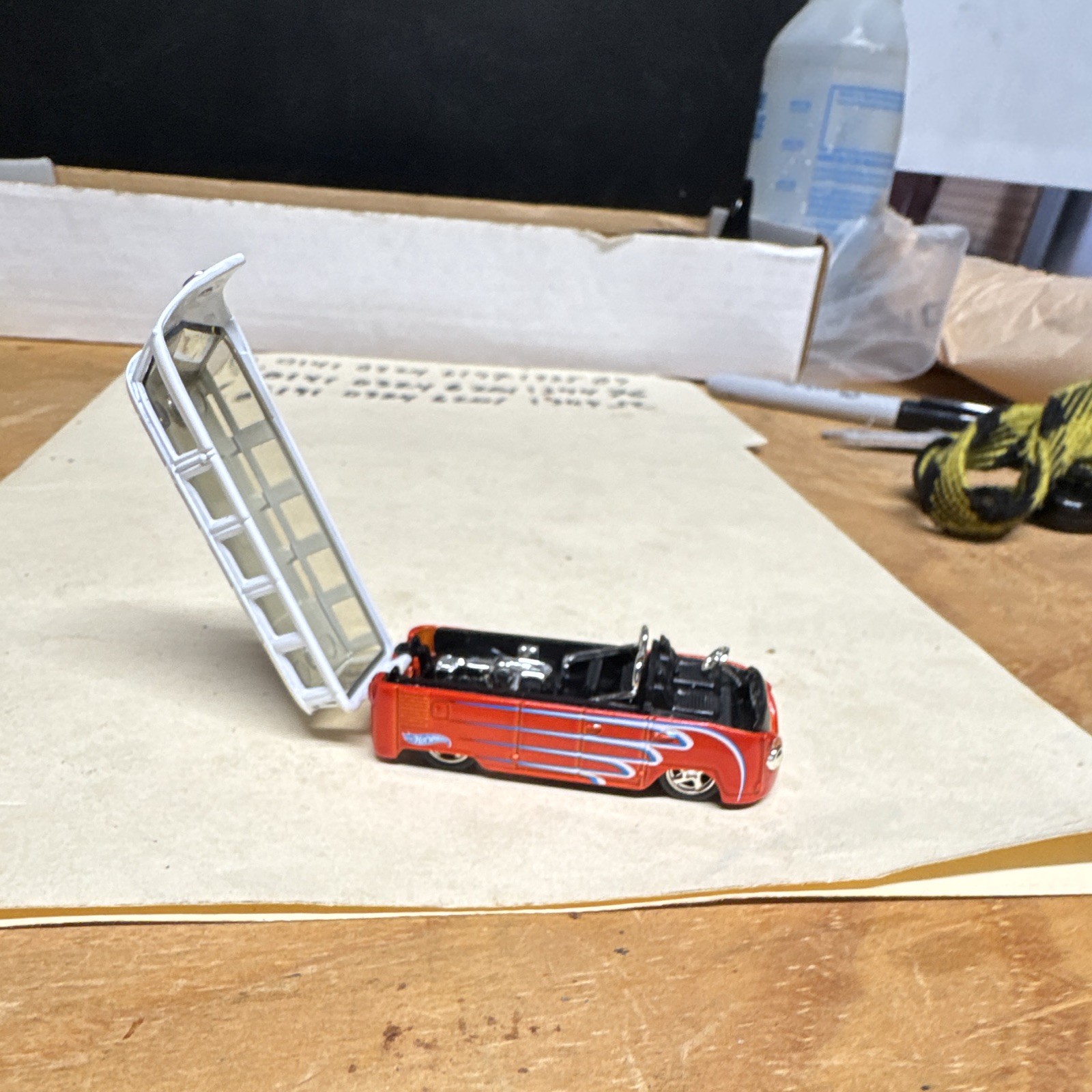 Mattel Hot Wheels Volkswagen VW Microbus Van 1:64 Red/White Diecast 2001