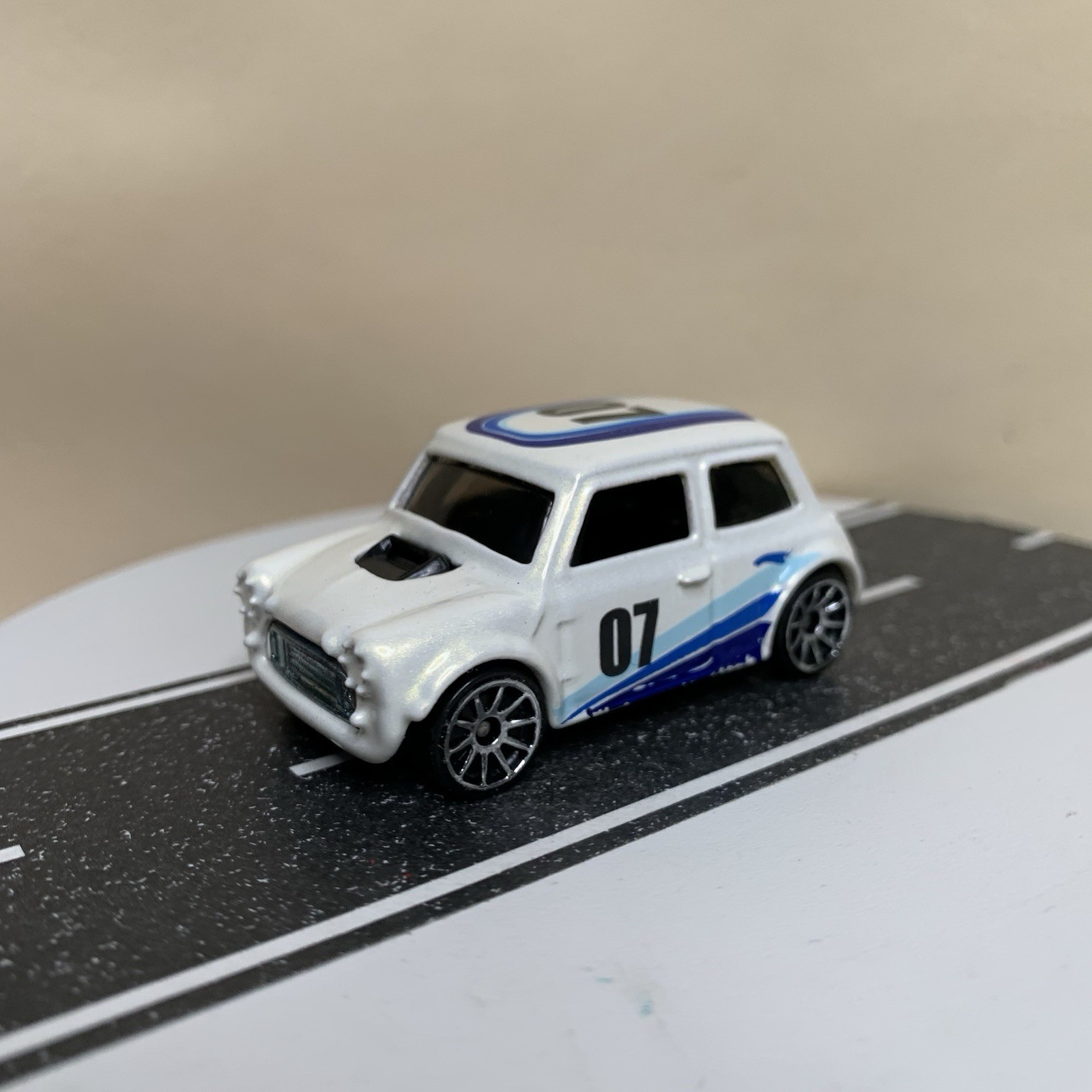 2007 Hot Wheels Pop Offs Series #1/4 #37 Morris Mini White w/Chrome 10 Sp Wheels