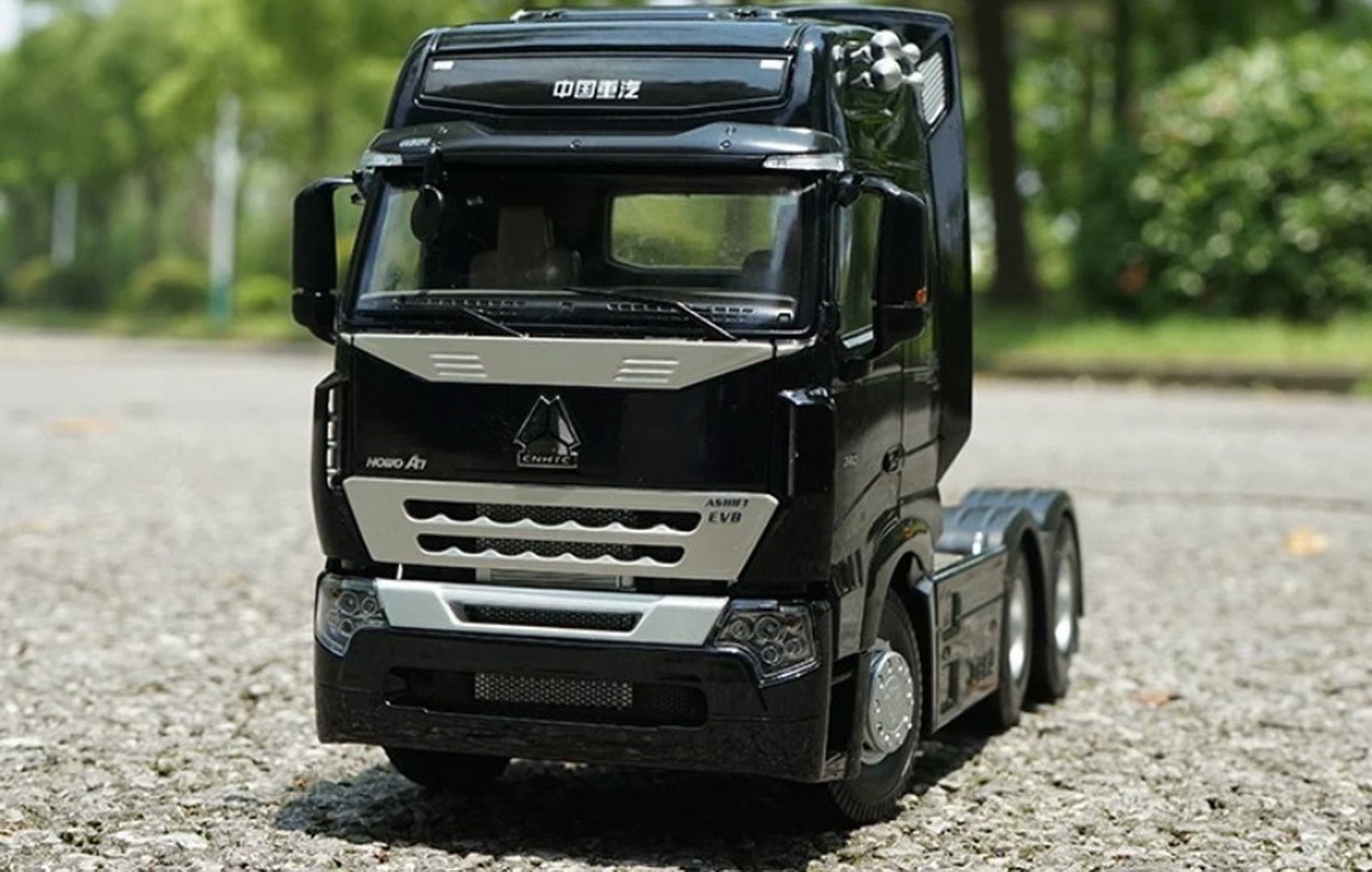1/24 Scale HOWO A7 Tractor Truck Black Diecast Model Toy Collection Gift