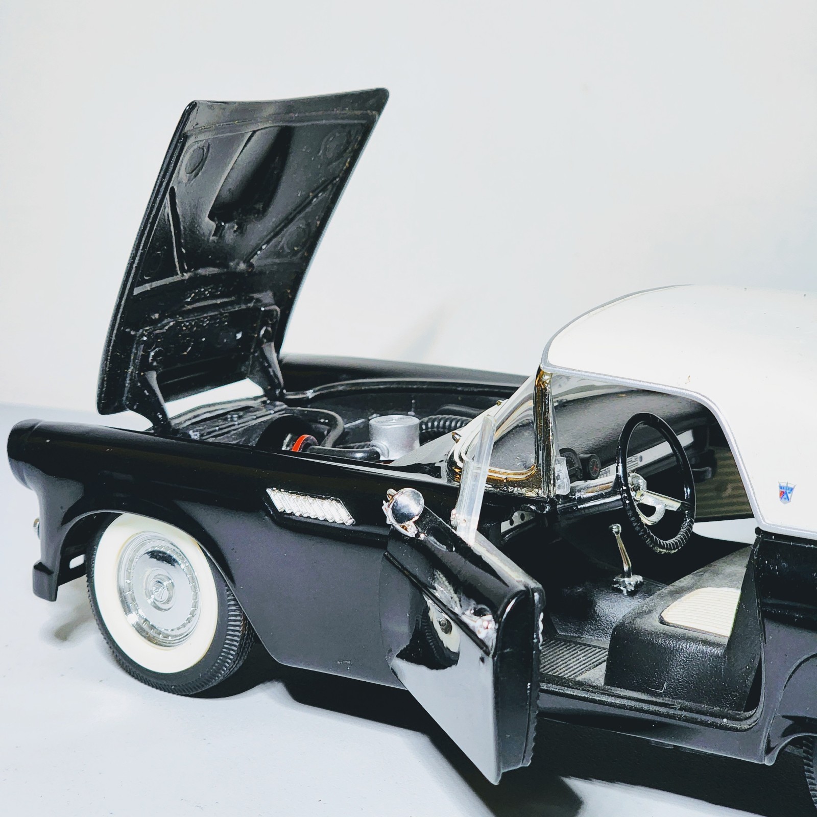 Road Signature 1955 Thunderbird Black w/ Removable Top 1:18 Diecast – Broken