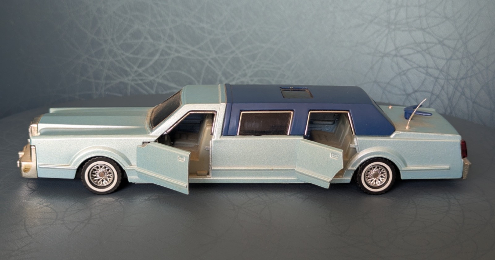 Majorette 3045 Series Super Stretch Limousine Dark/Light Blue, Doors Work