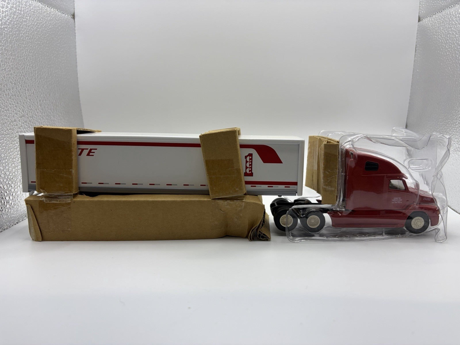 SpecCast Die Cast Collectible Truck – Freightliner C120 – Crete Carrier Corp.