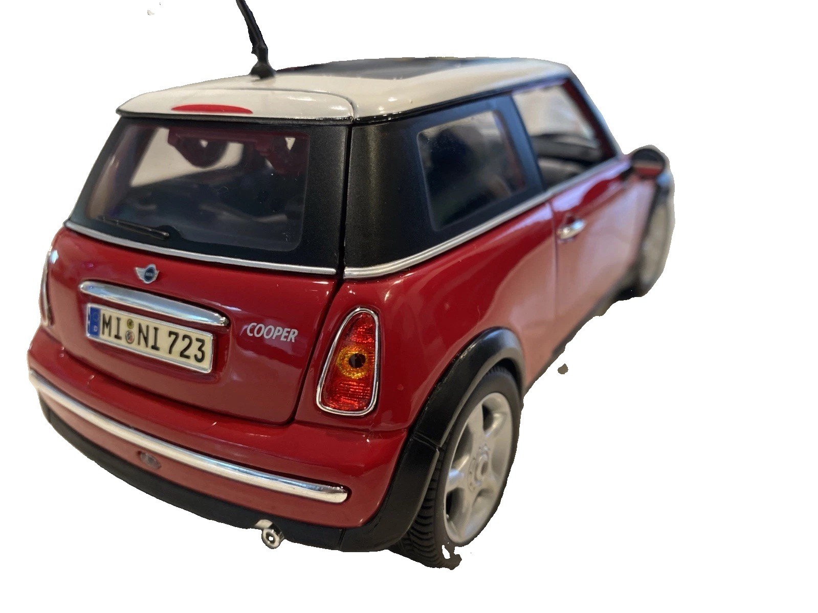 2005 Mini Cooper Red 1:18 Scale Maisto Model With Stand