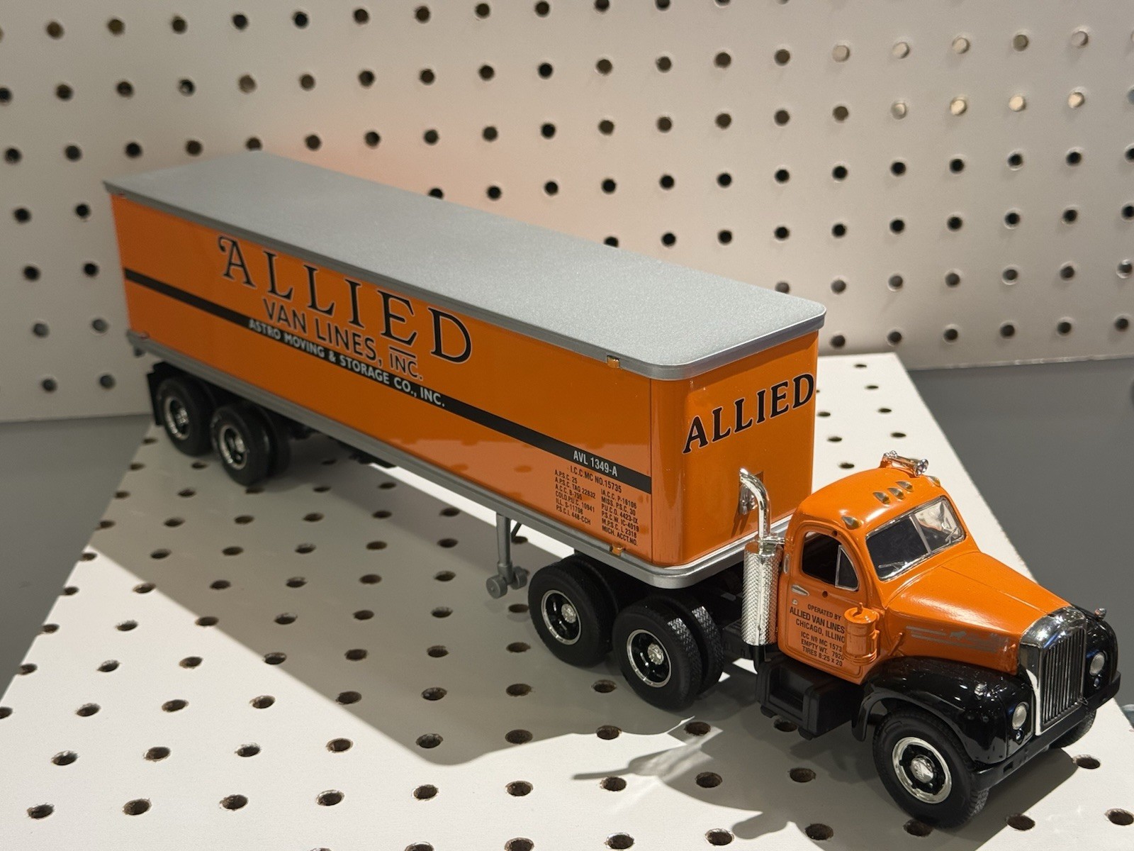 1st Gear 1960 Mack Model B-61 Tandem Axle Tractor Trailer Allied Astro 19-2146