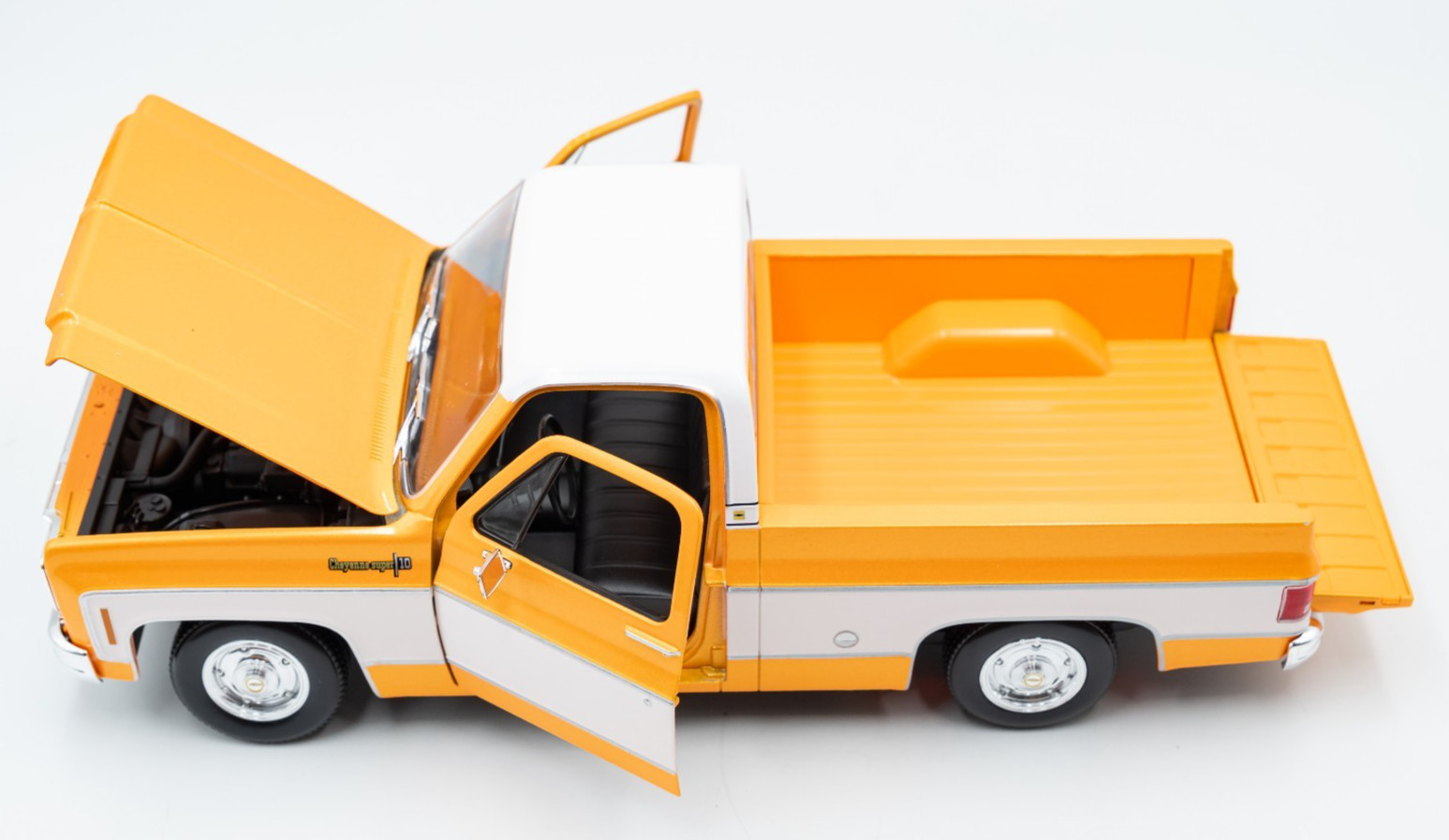 Maisto 1/18 Scale – 1974 Chevrolet C10 Cheyenne Super – Orange, White