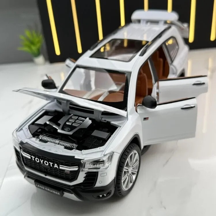 TOYOTA LAND CRUISER GT Model car Black 1:24 SUV