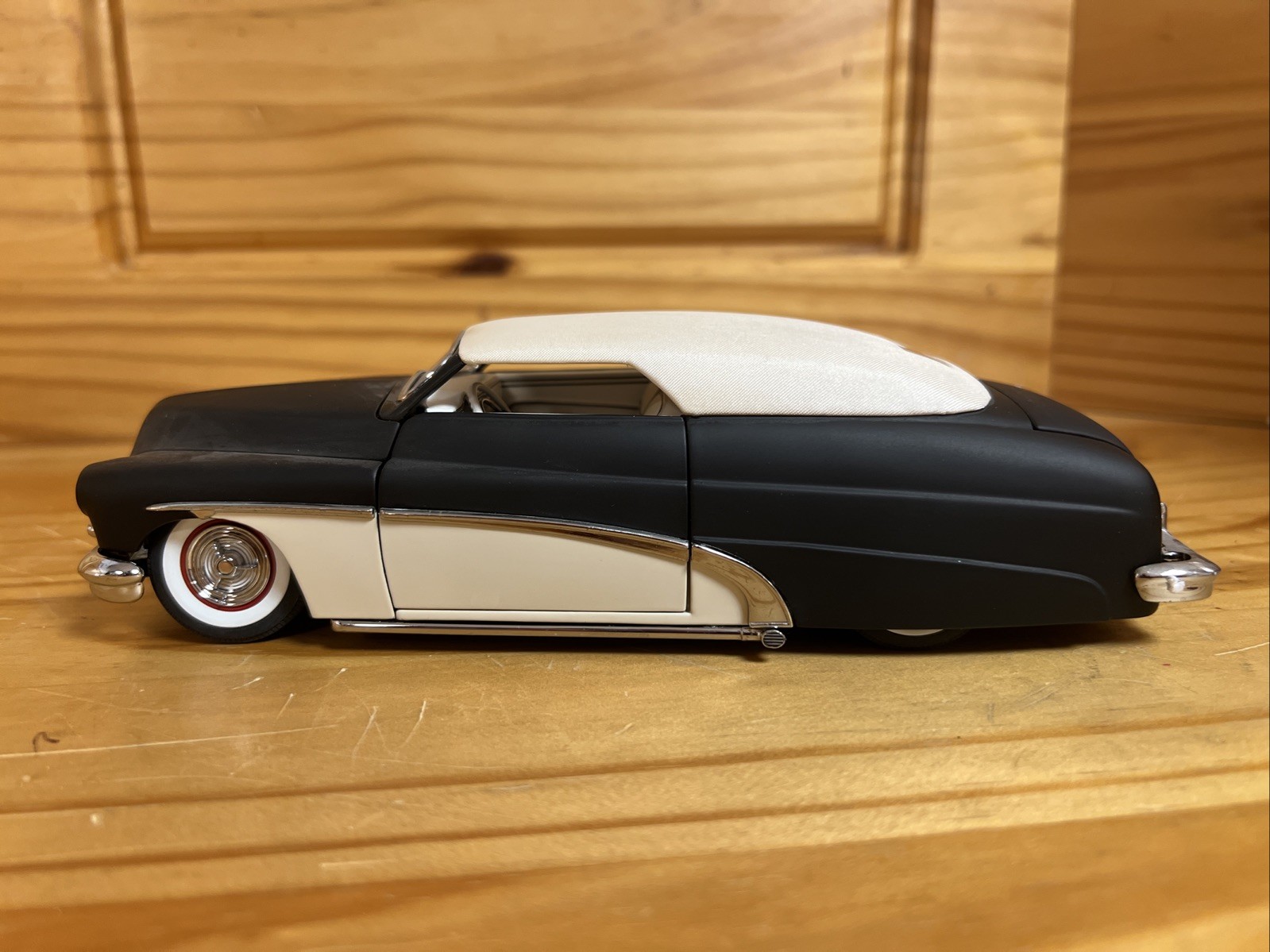 1951 Mercury Custom 2 Door Coupe Black Suede/Wimbledon White Danbury Diecast
