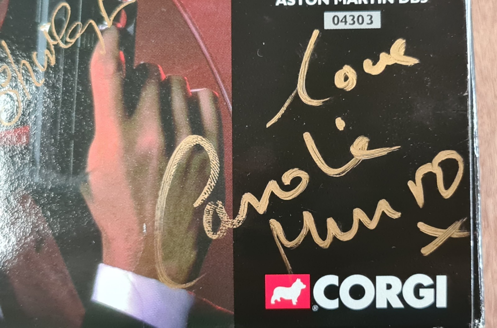 Corgi 04303 James Bond DB5 Signed Shirley Eaton Caroline Munro Valerie Leon 1/36