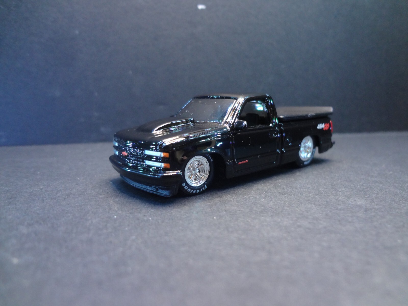 MaisTo 1993 Chevrolet 454 SS Pickup black w/ removable bed cover – Loose 1:64