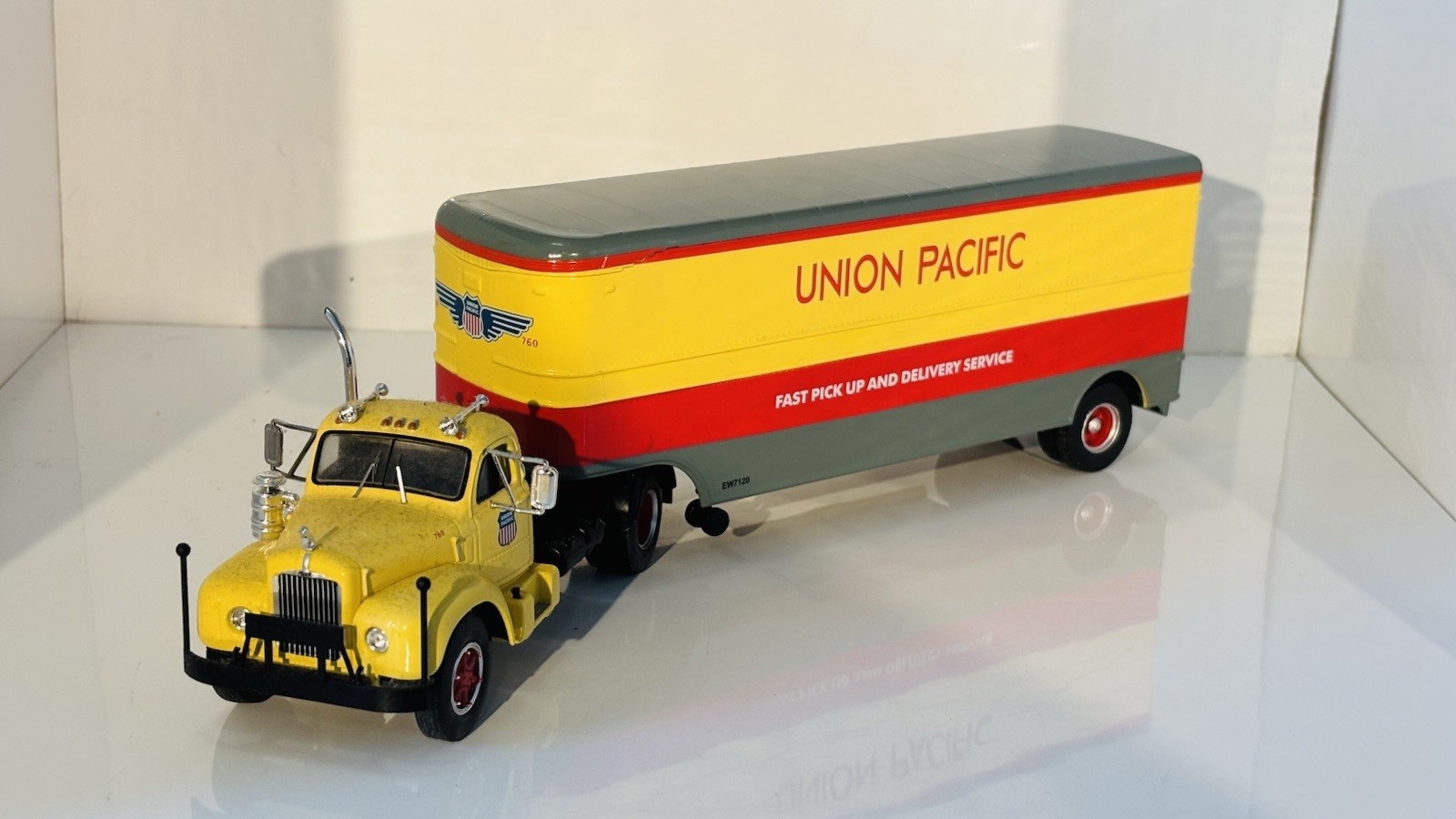 IXO Models 1/43 Scale TTR005 Mack B 61 1955 Union Pacific – Boxed