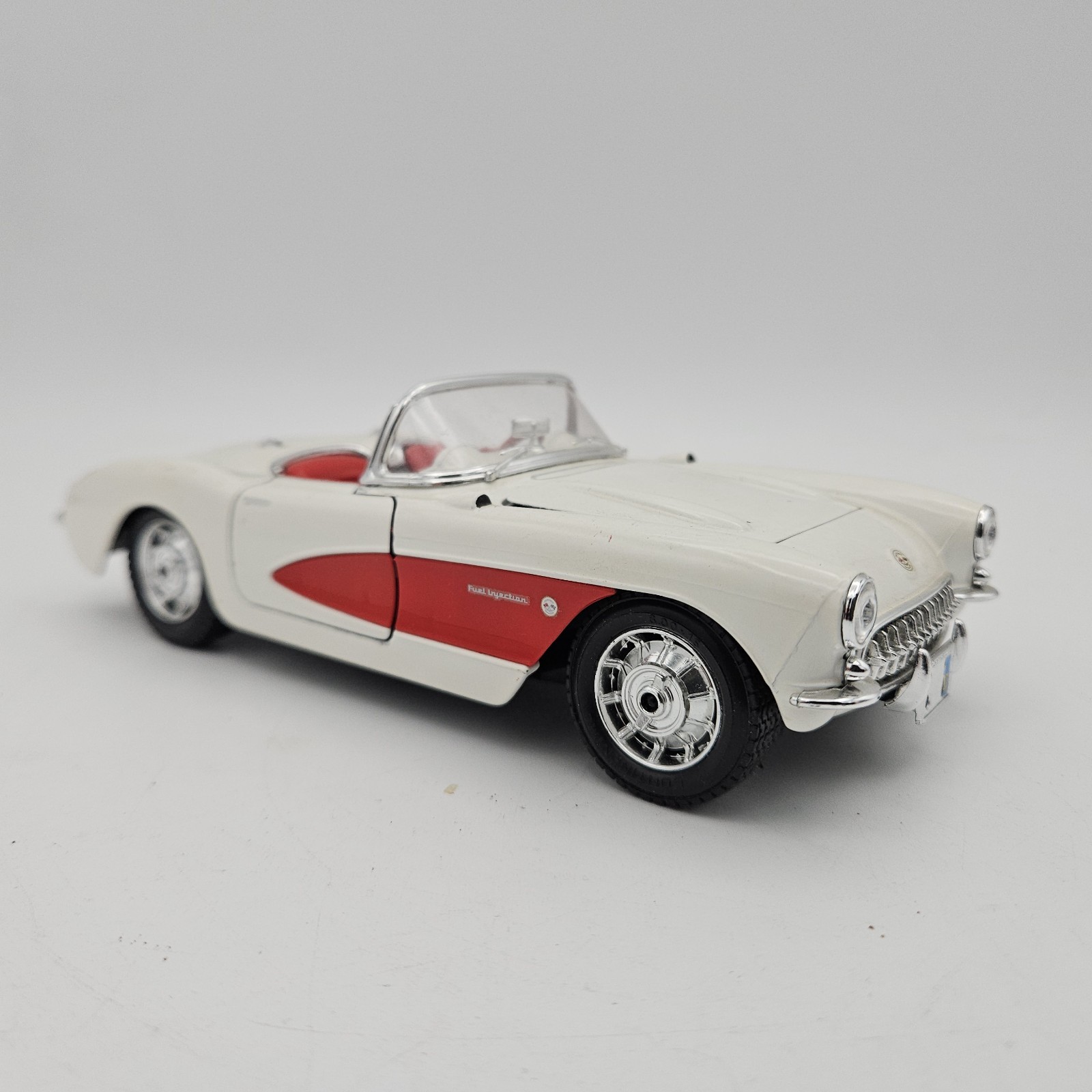 Burago 1:24 Diecast 1957 Chevrolet Corvette White & Red No Box