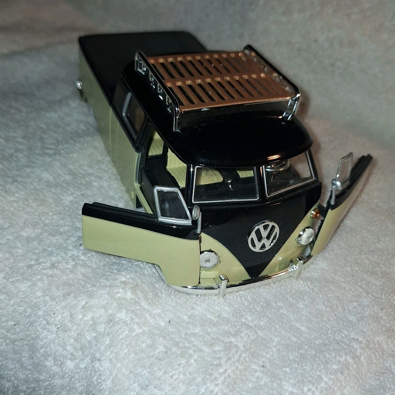 JADA V DUBS 1963 VW BUS PICKUP W RACK 1:24 Black & Tan Volkswagen JADA TOYS
