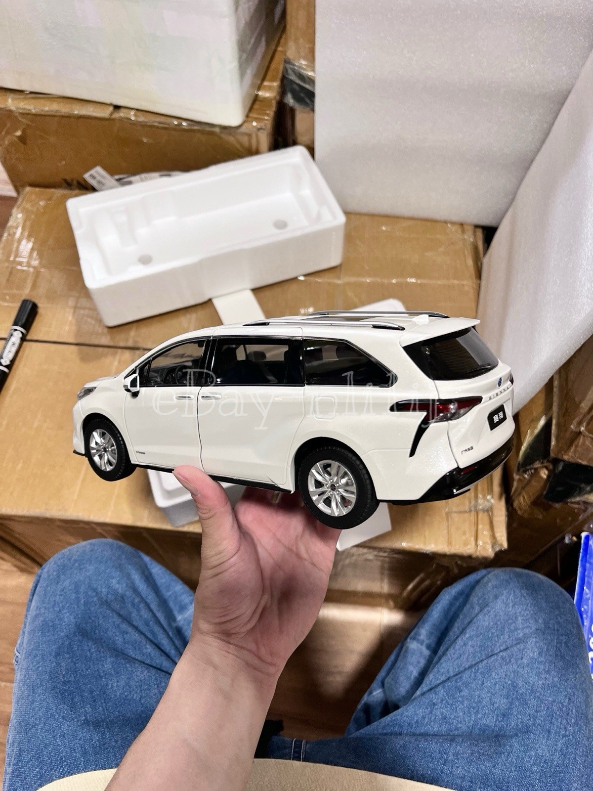 1:18 Scale 2021~2026 Toyota Sienna Limited Ice White Minivan Diecast Model Car
