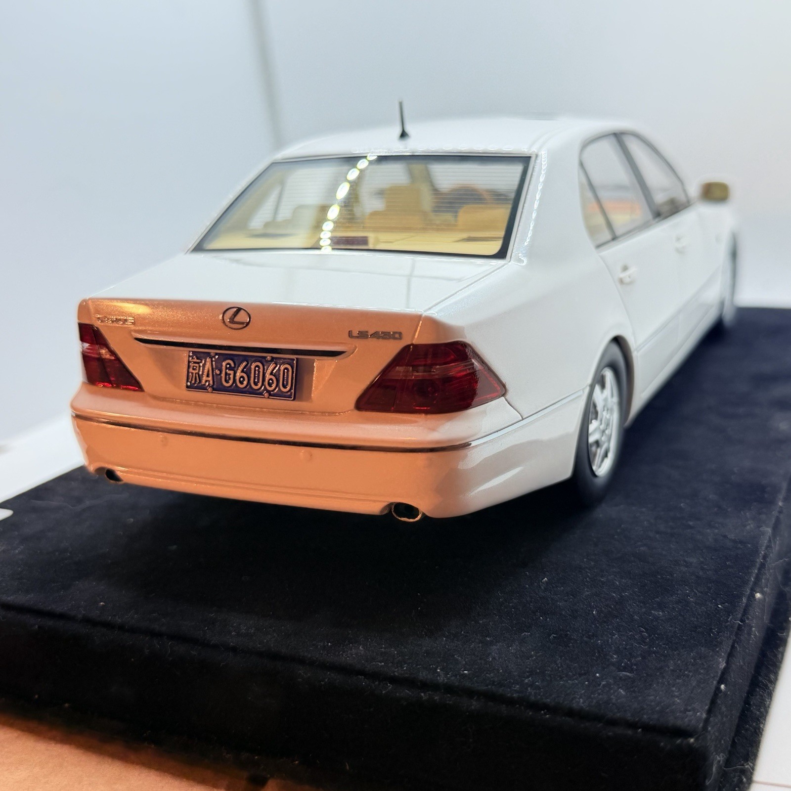 1/18 Ivy Models Lexus LS 430 in Gloss White 99 pieces Leather base