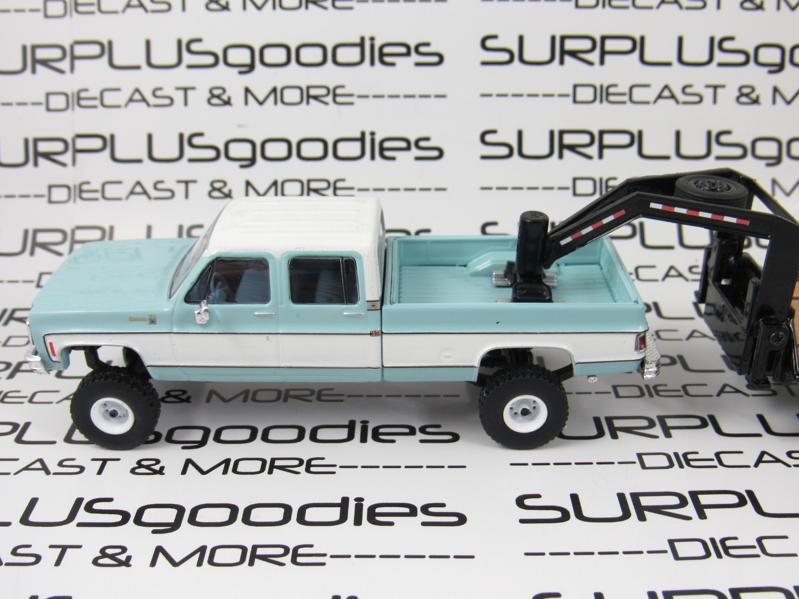 IXO 1:64 LIFTED 1978 CHEVROLET SILVERADO K30 Crew Cab Pickup w/Gooseneck Trailer