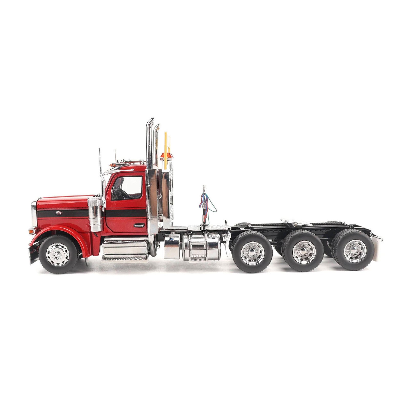 Diecast Masters 1/32 Peterbilt 589 Tridem-Axle Truck Day Cab Legendary Red 71147