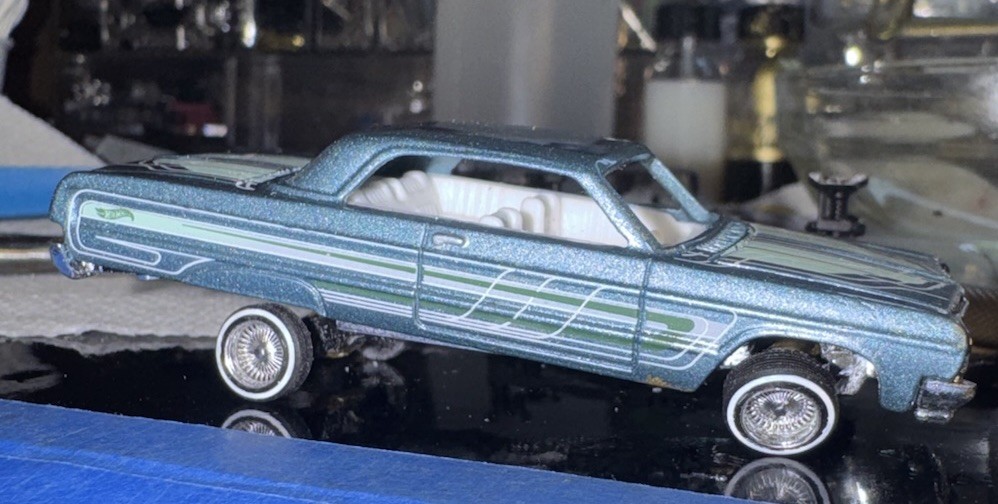 1/64 Lowrider Spoke Wheels With White Wall Tires and 2 Prong Knock Offs “NO CAR”