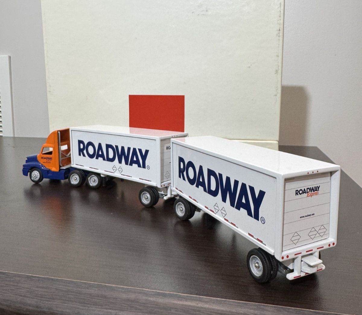 Roadway Express Doubles 2001 Winross Truck