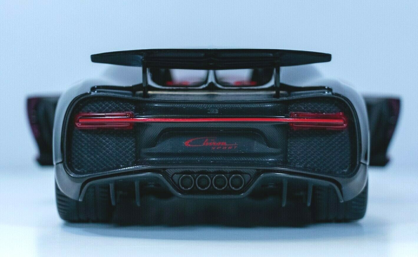Maisto 1:18 Diecast Model Special Edition – Bugatti Chiron Red / Black