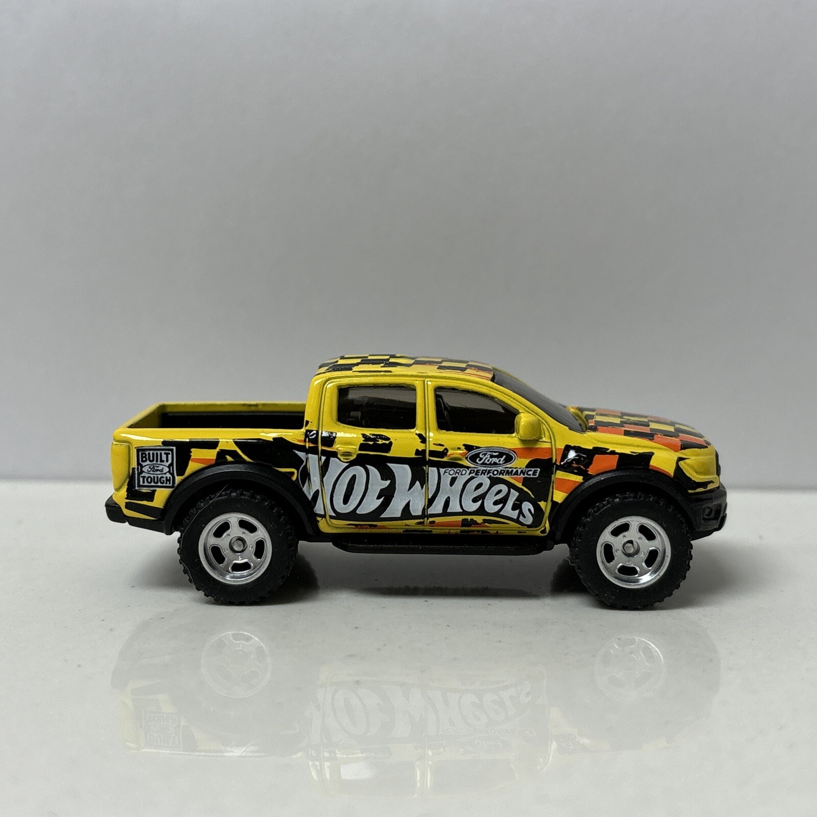 Hot Wheels CUSTOM W/REAL RIDERS Yellow ‘19 Ford Ranger Raptor