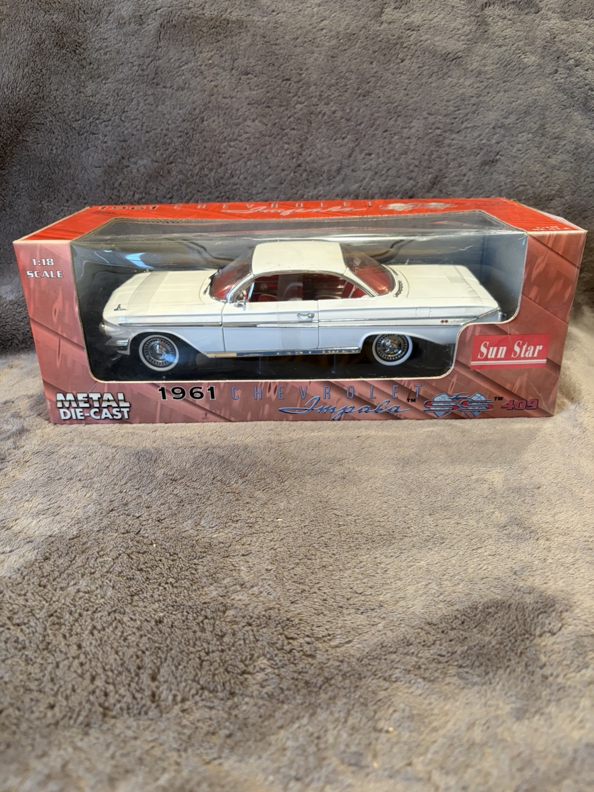 1/18 ( IB 67 ) 1961 Chevrolet Impala White SS 409 by Sun Star
