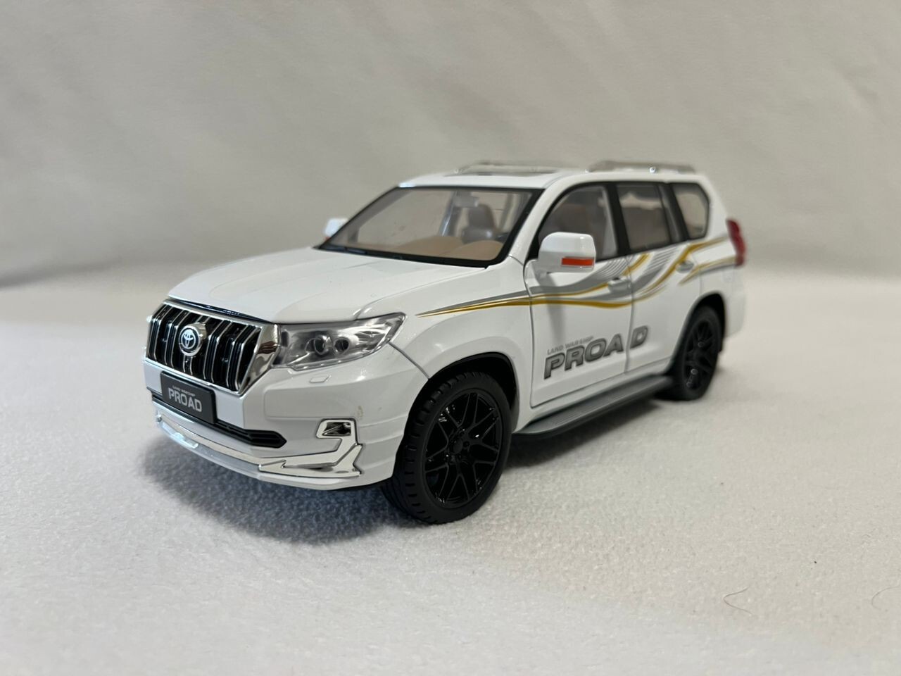 1/18 Toyota Land Cruiser Prado GX White Diecast Model Car Gifts For Friends