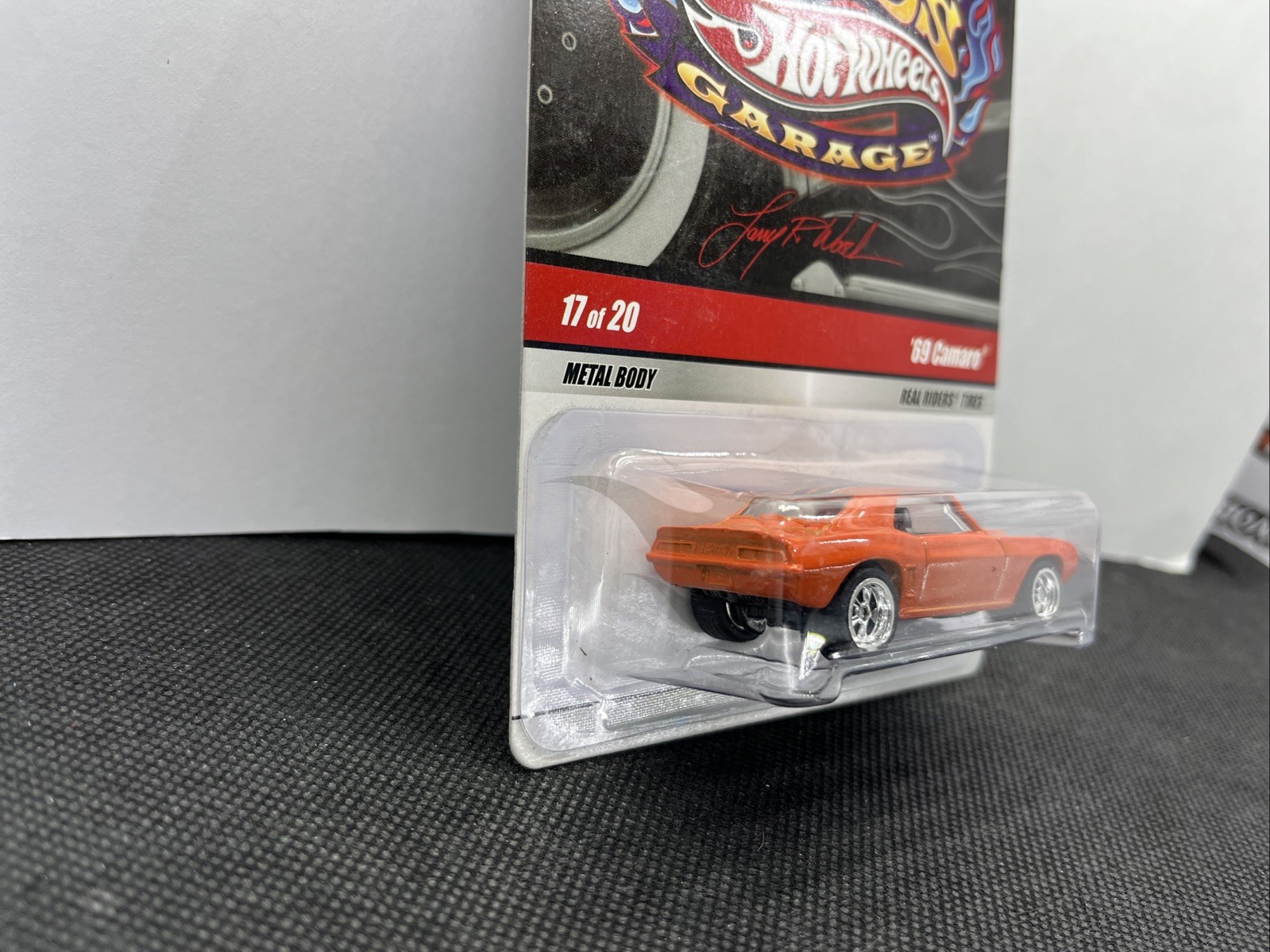 HOT WHEELS – LARRY’S GARAGE – 1969 CHEVROLET CAMARO ORANGE – REAL RIDERS
