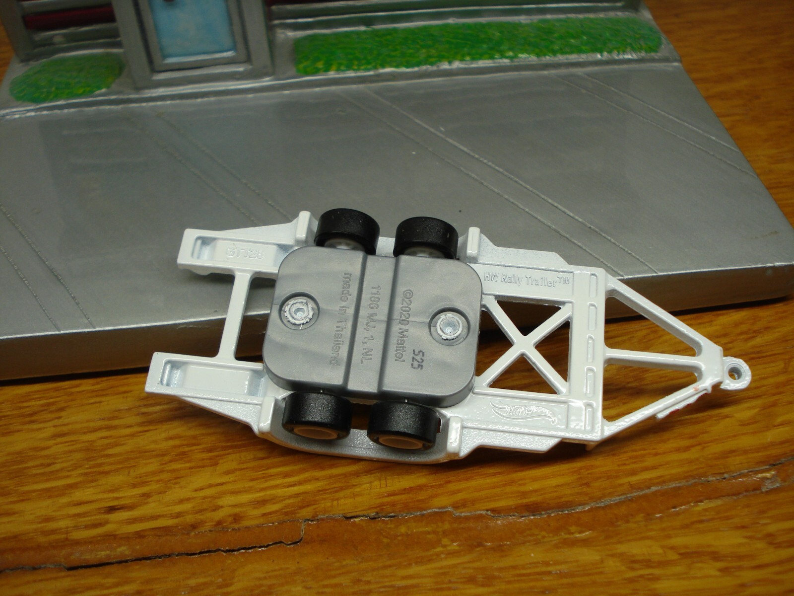 Hot Wheels Single Car Trailer Loose white Team Transport Real Riders, Metal Base