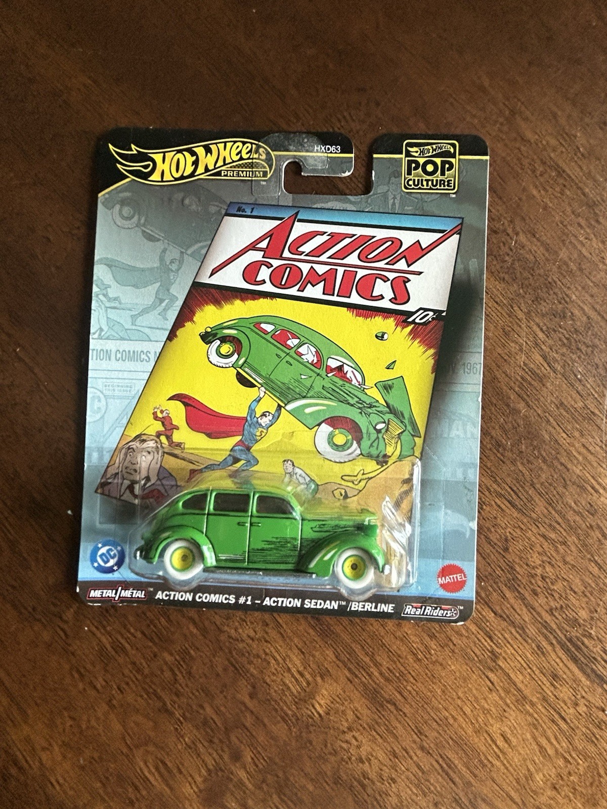 Hot Wheels Action Comics #1 Action Sedan Berline HXD63 1/64