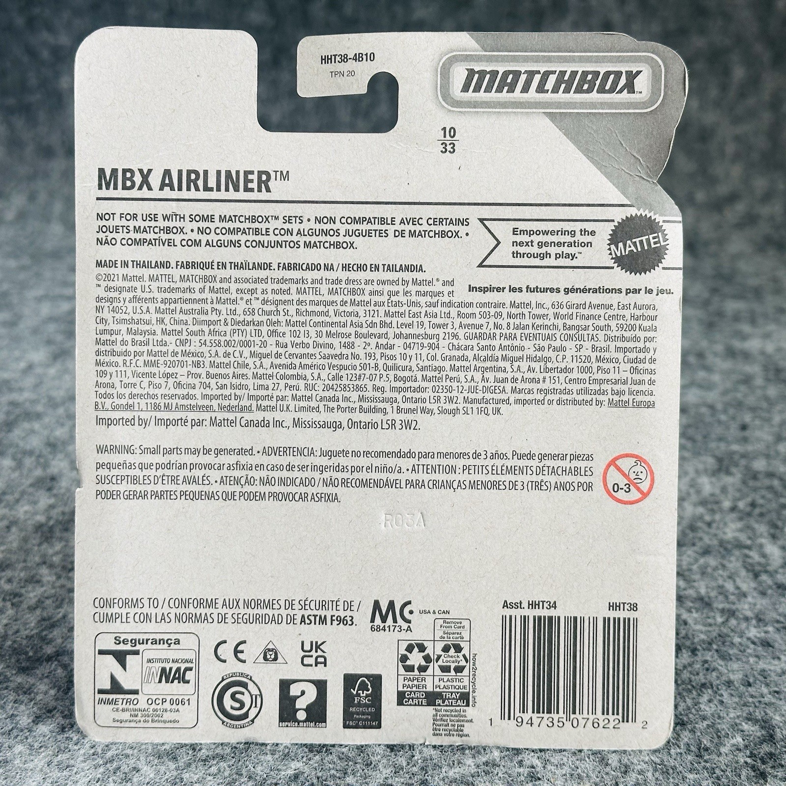 Lot of 2 Matchbox Sky Busters MBX Airliners 10/33 Silver & 5/31 Bronze w/playmat