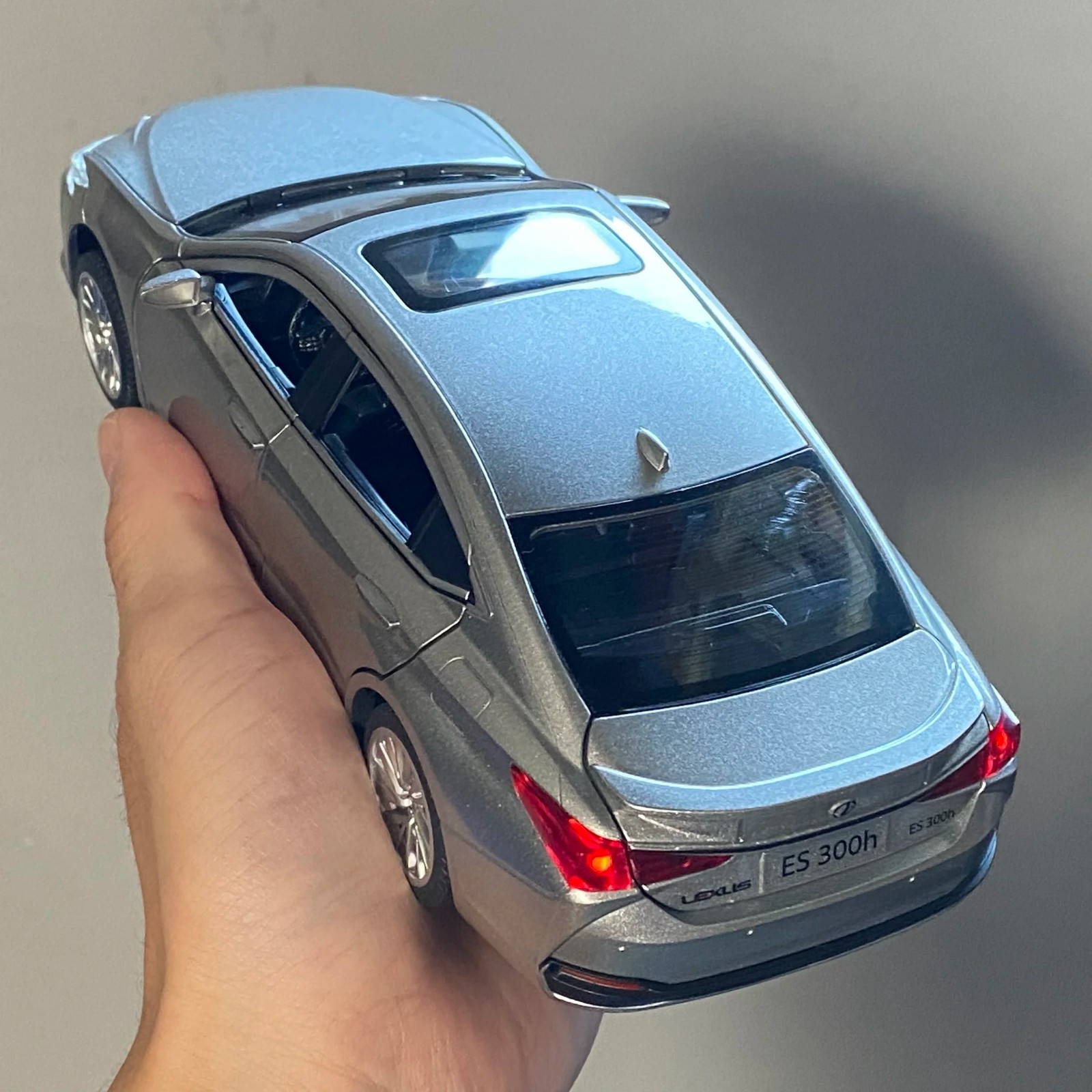 1:24 Lexus ES300 ES300h Alloy Diecast Car Model Sound Light Kid’s Collectibles