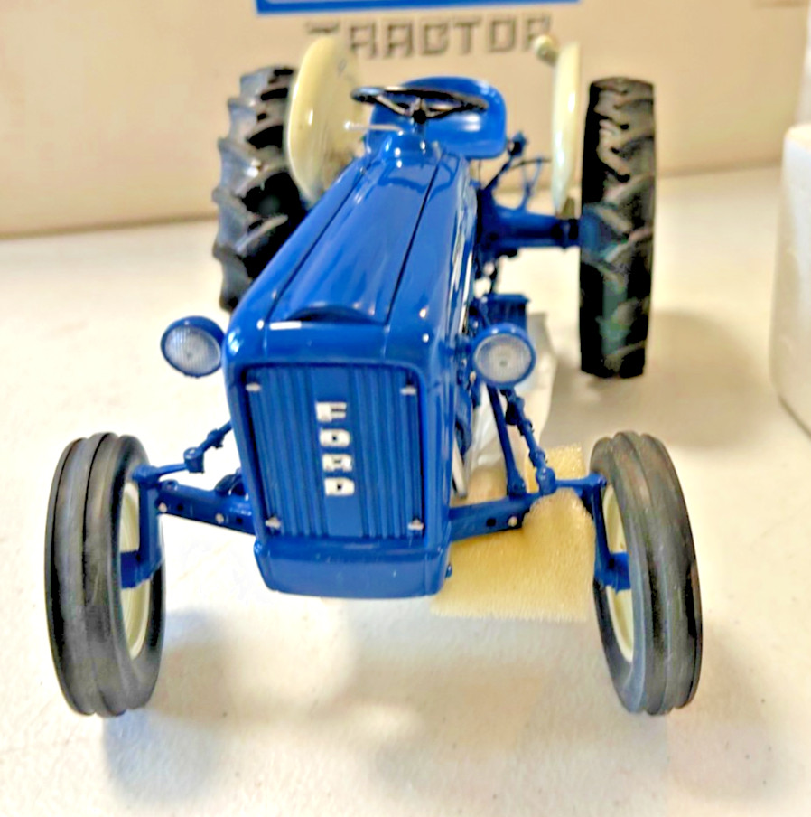 The Danbury Mint 1/16 1962 Ford Model 2000 Blue Diecast Original Box
