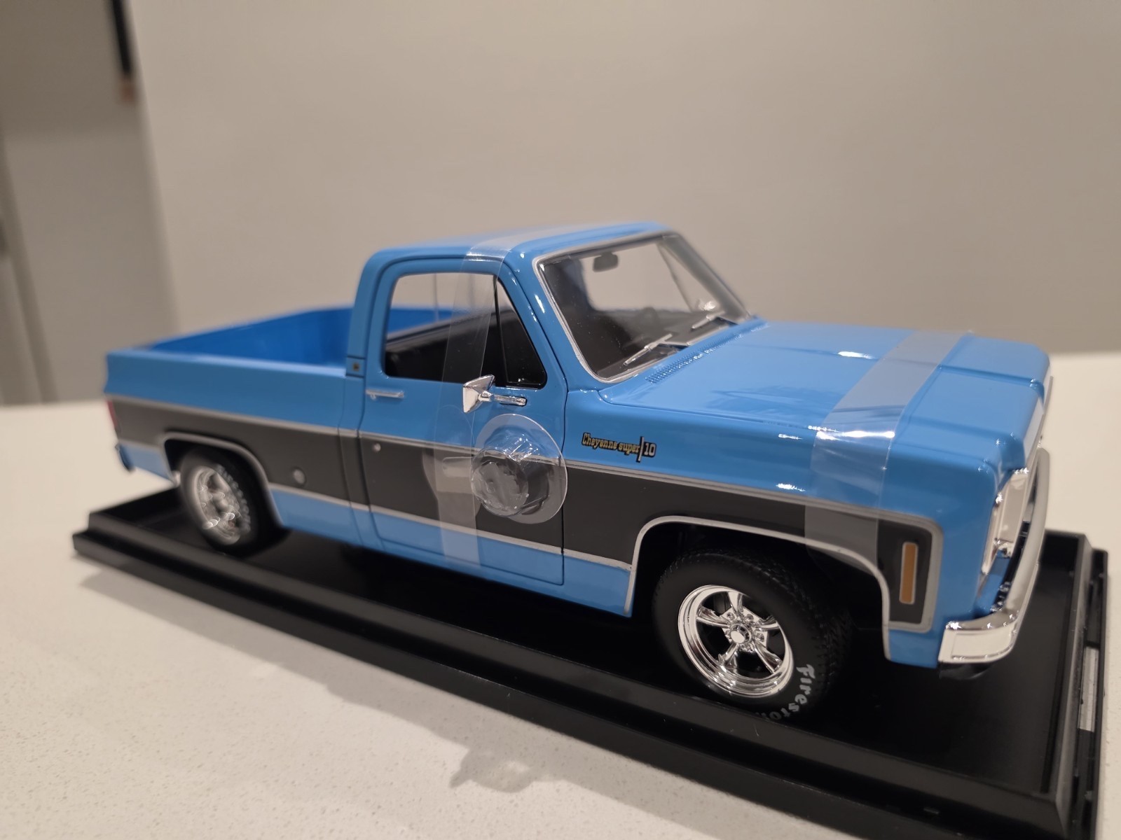 1974 Chevrolet C10 Cheyenne Super 1:18 Diecast Pickup Truck by Maisto New in Box