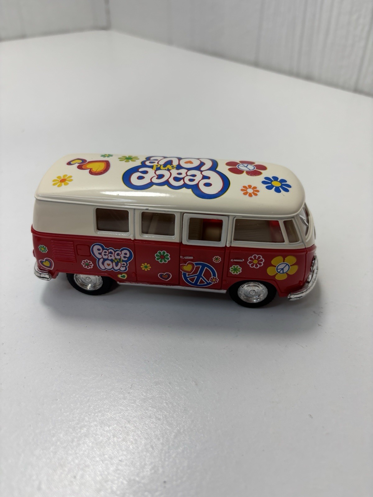 Kintoy Die-Casting 1962 5″ Red Volkswagen Peace & Love Hippie Bus 1:32 Pull & Go