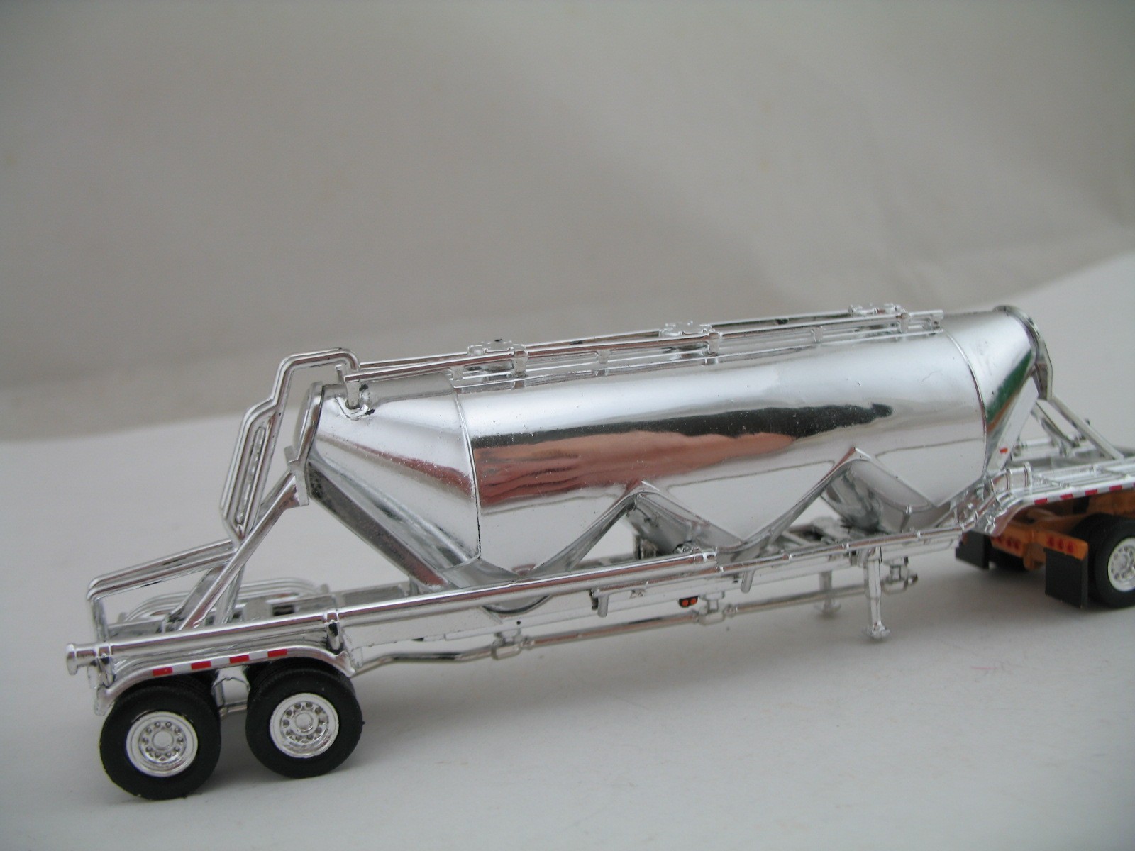 Trucks N’ Stuff HO Model Truck SPEC018: Peterbilt 389 SC w/ Pneumatic Tank Trlr